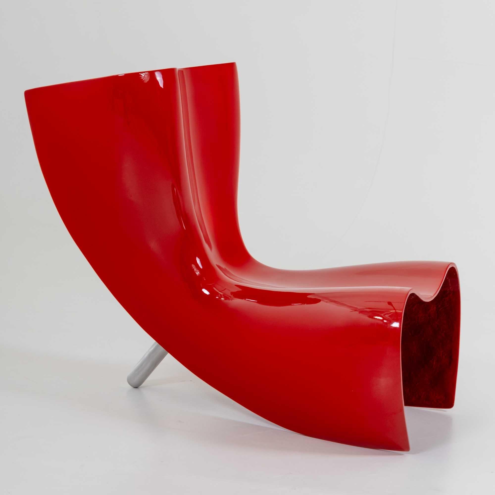 Red lacquered ‘Felt’ chair designed by Marc Newson (Sydney, *1963) in 1993 for the Italian manufacturer Cappellini. The chair features a reinforced fiberglass shell and an aluminum support, showcasing a perfect blend of innovative design and