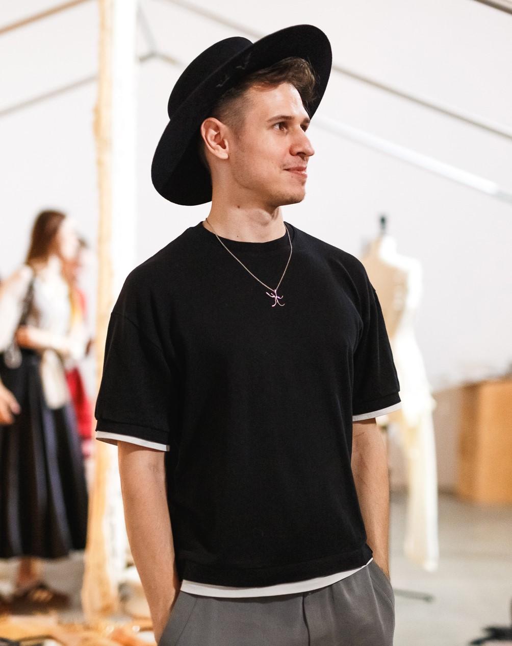 Black Felt Contemporary Hat and Metropolis Minimalist Pendant 925 Sterling Silver For Sale
