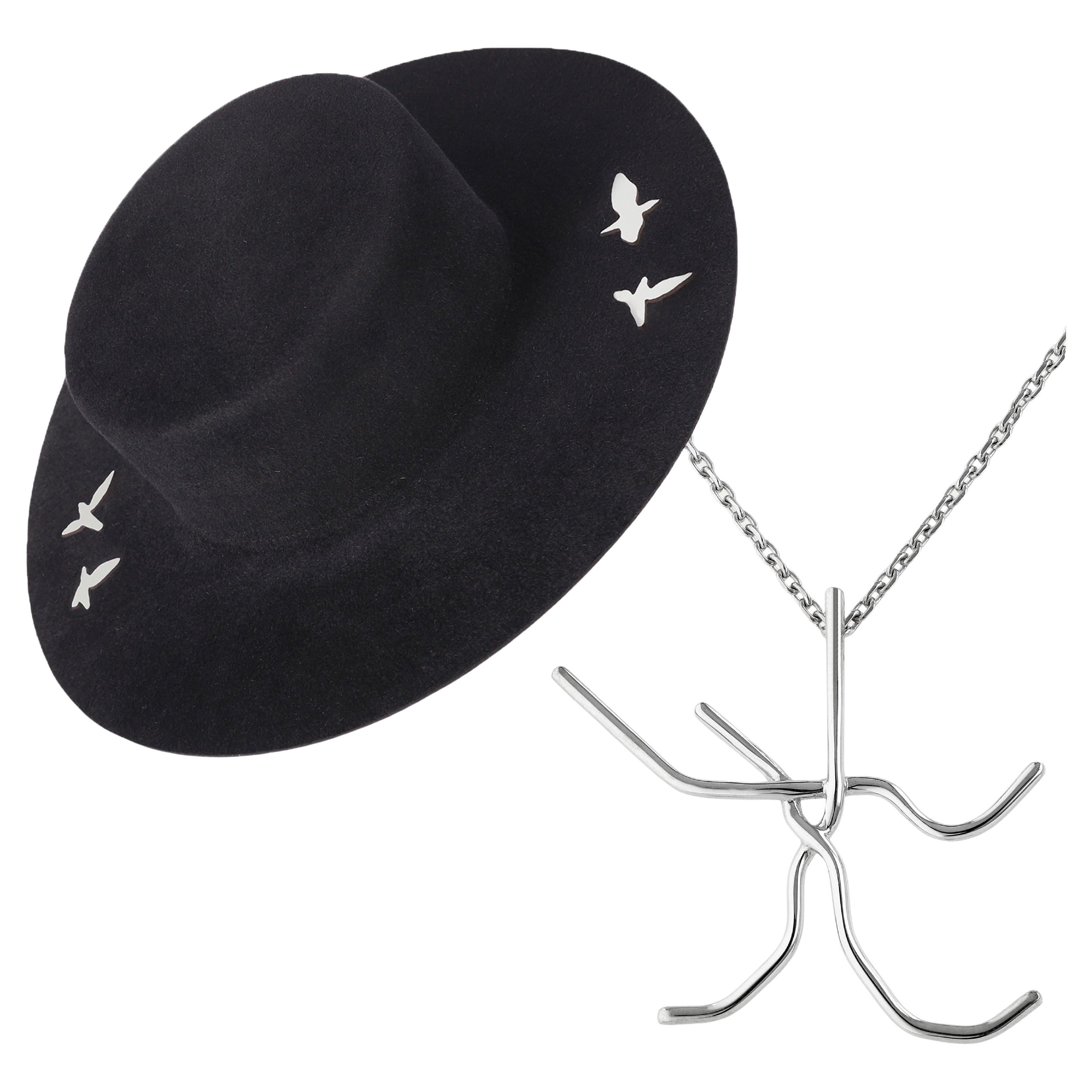 Chapeau contemporain en feutre et pendentif minimaliste Metropolis en argent 925