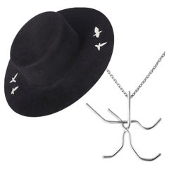 Cappello contemporaneo in feltro e ciondolo minimalista Metropolis in argento 925