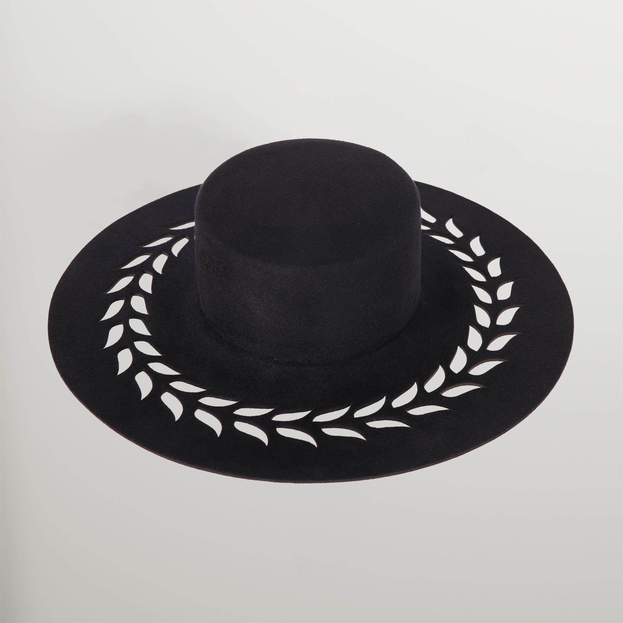 Filzschnitt Spike Modern Minimalistischer Hut Zeitgenössische Accessoires Symbolische Mode im Angebot 9