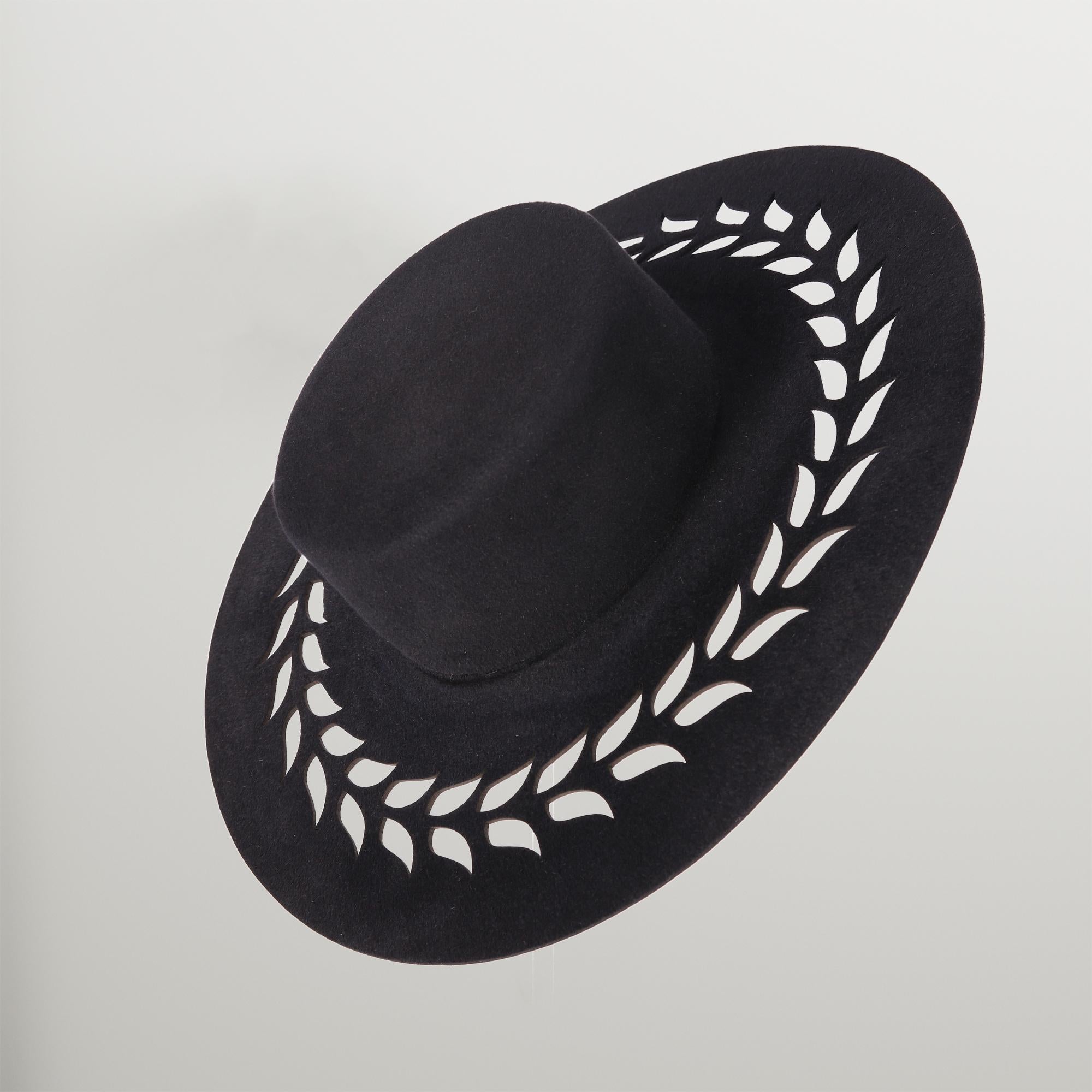 Filzschnitt Spike Modern Minimalistischer Hut Zeitgenössische Accessoires Symbolische Mode im Angebot 5