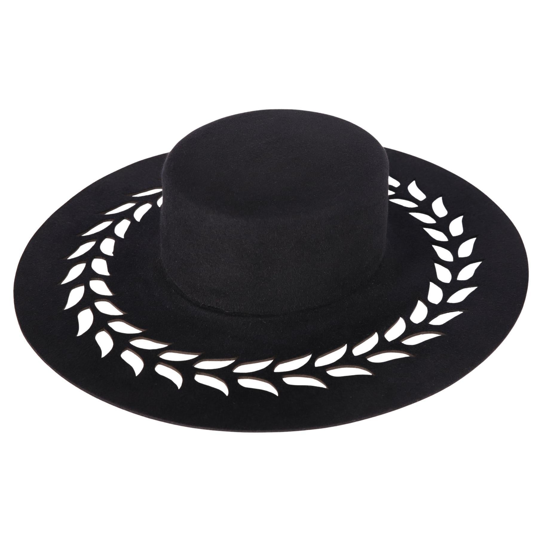 Filzschnitt Spike Modern Minimalistischer Hut Zeitgenössische Accessoires Symbolische Mode im Angebot