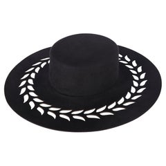 Feutre à pointe coupée Chapeau moderne et minimaliste Accessoires contemporains Symbolique de la mode