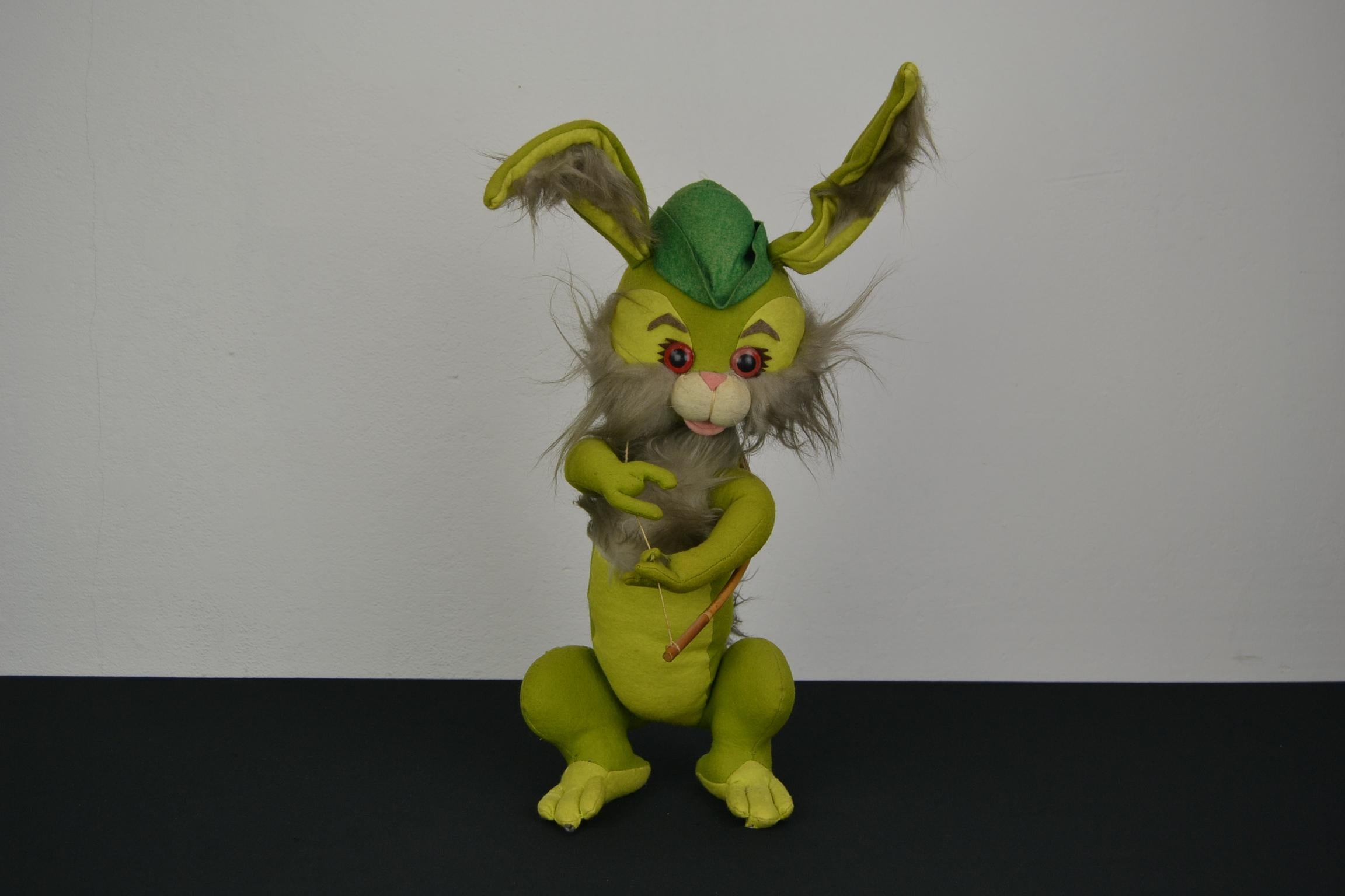 Awesome large felt Lenci animal doll. 
This vintage Lenci doll is a hare in the character of Robin Hood 
He's great by the size ! 
Through the years he does have some traces on the felt, but he stays a fantastic large Lenci doll to place in your