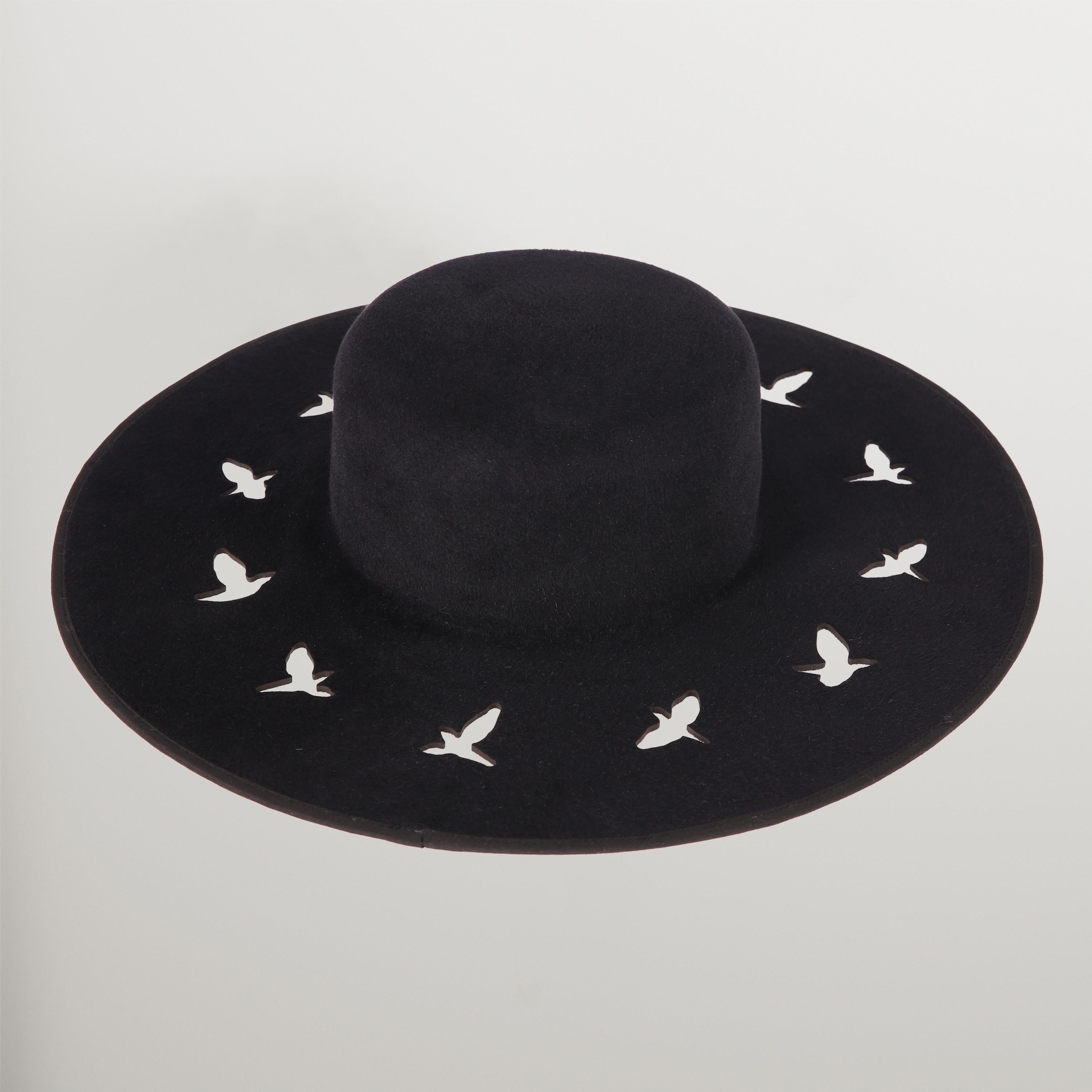 Filz Minimalistischer Hut Modernes Accessoires Stilvolle Mode mit Vögeln Kreis Schatten im Angebot 1