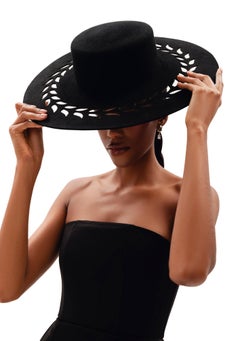 Chapeau minimaliste à bord large et chaîne de bracelet avec anneau et maillons de manchette