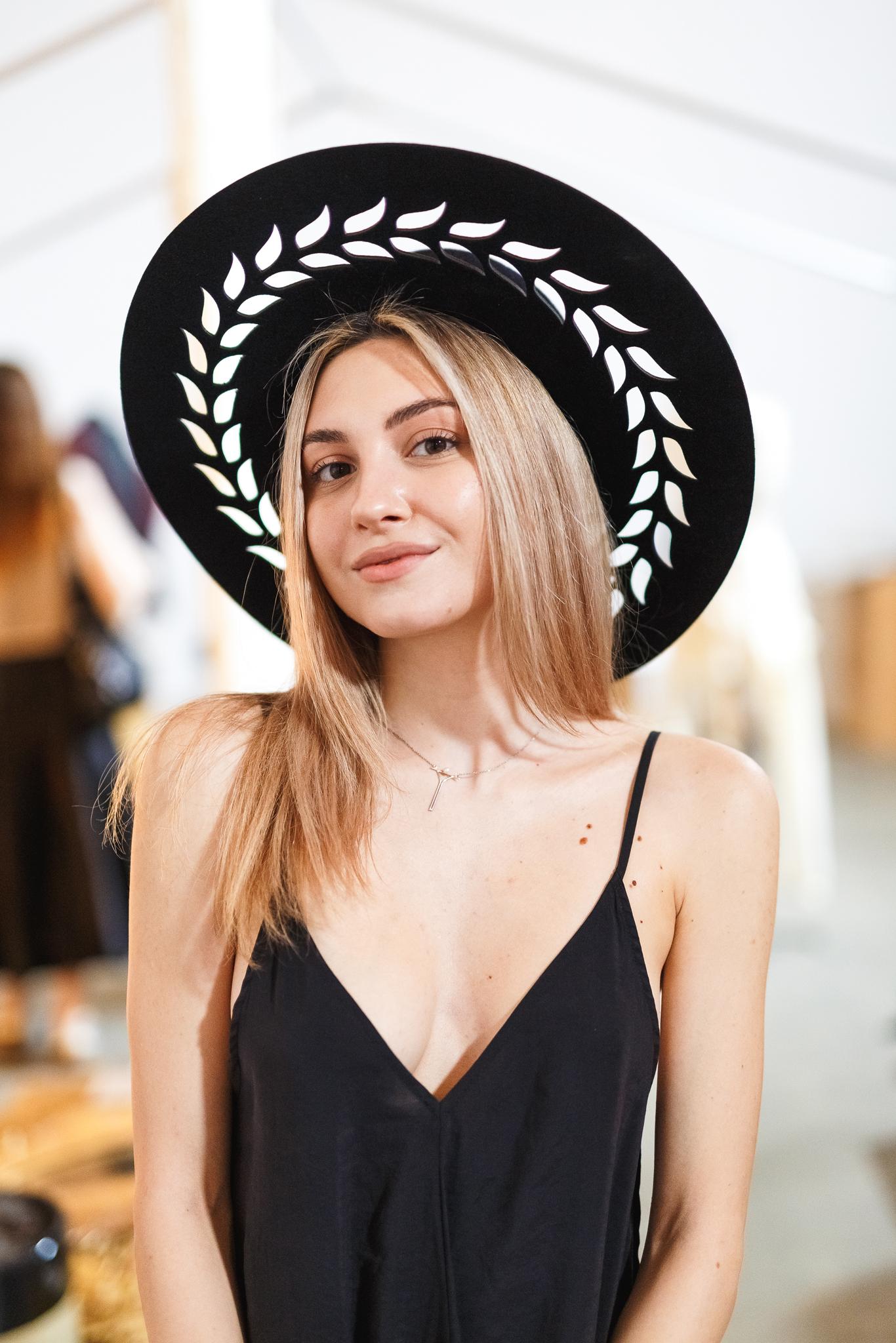 da uomo o donna Cappello minimalista in feltro a tesa larga e bracciale a catena con anello e gemello in vendita