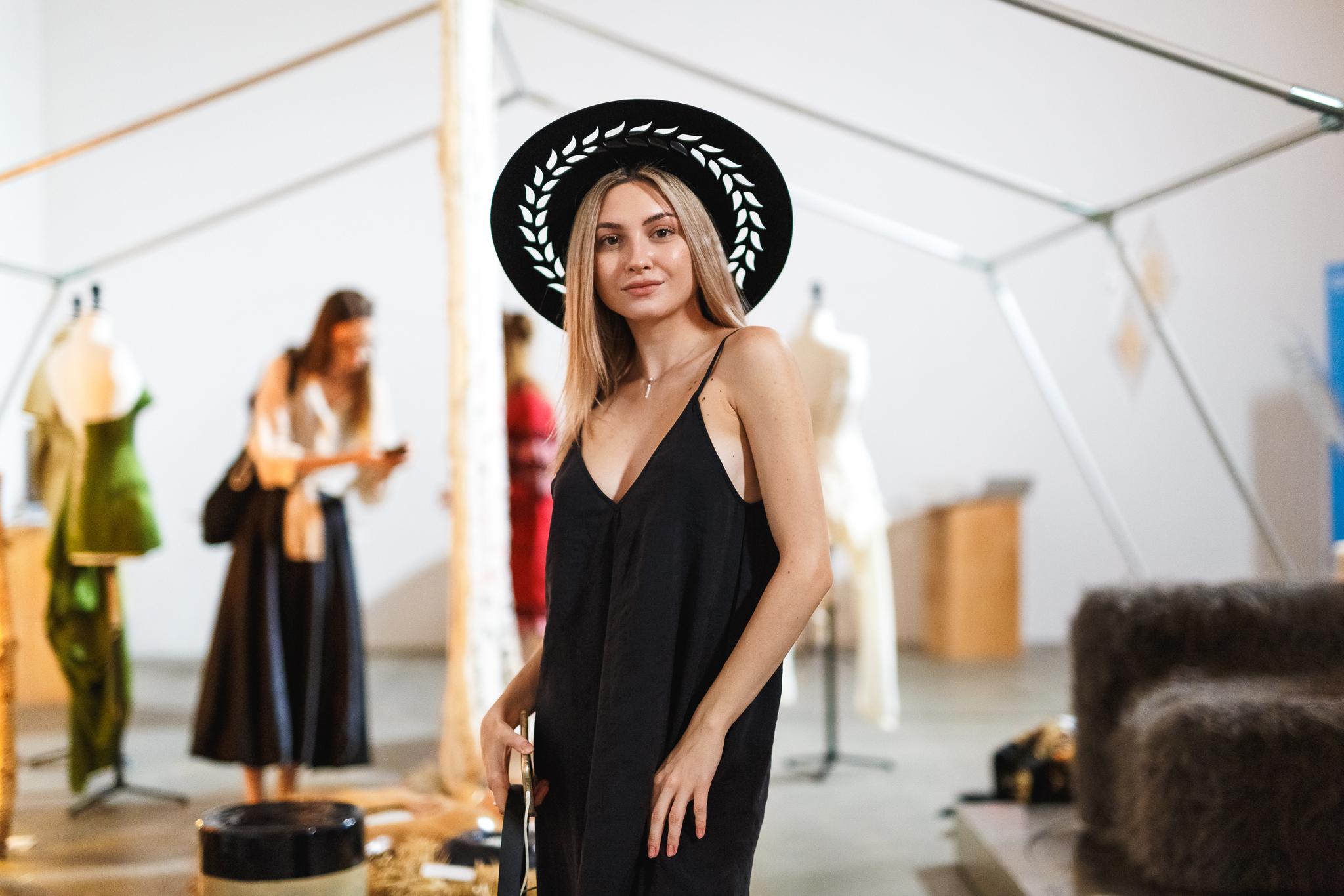 Cappello minimalista in feltro a tesa larga e bracciale a catena con anello e gemello in vendita 2
