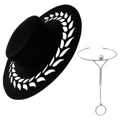 Cappello minimalista in feltro a tesa larga e bracciale a catena con anello e gemello