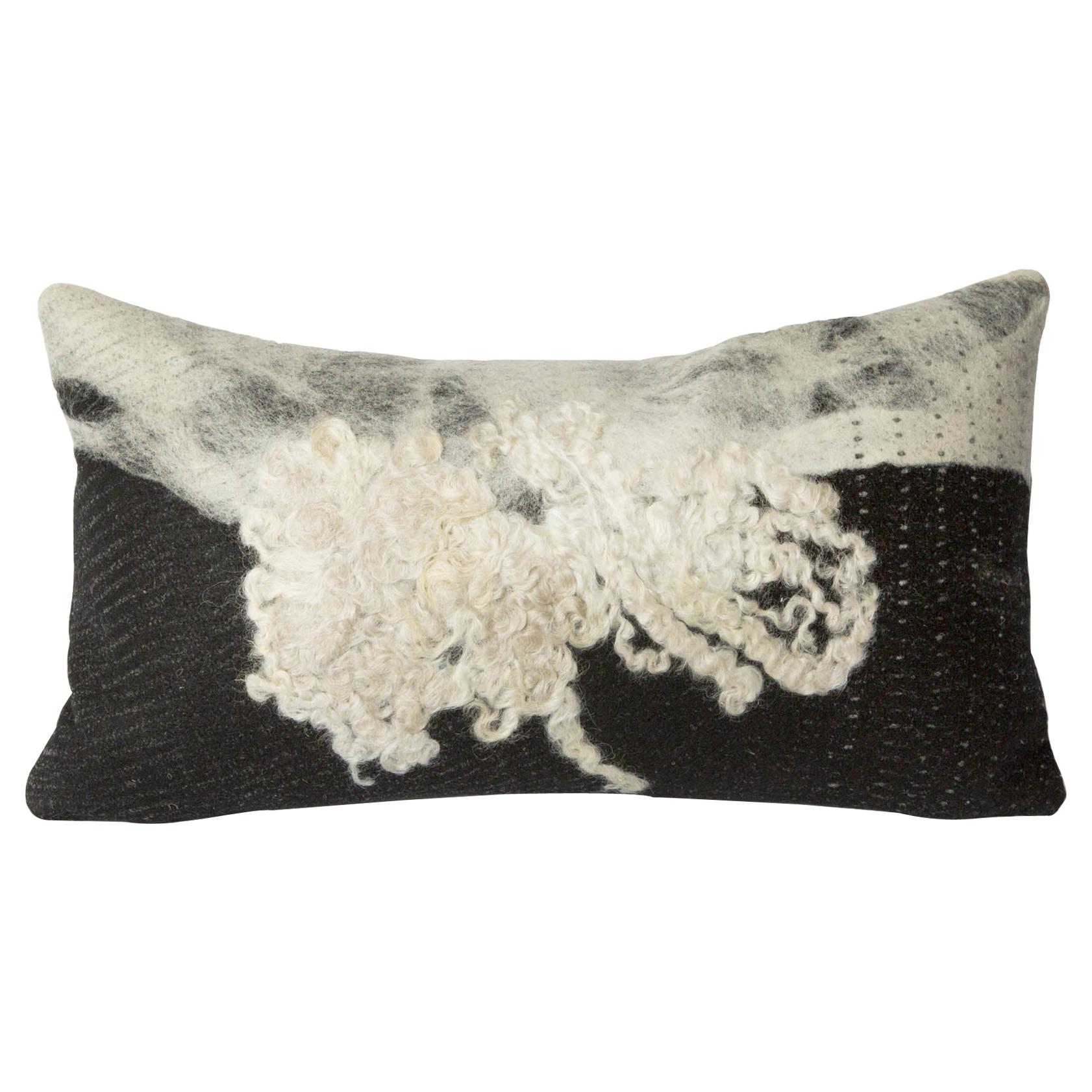 Coussin Wensleydale B&W en laine feutrée, petit modèle, Collection moutons de l'héritage en vente