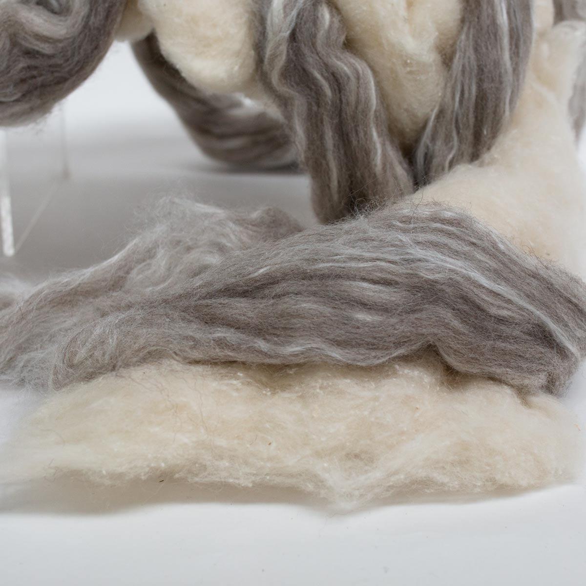 Coussin en laine feutrée avec ruban gris de JG Switzer en vente 6