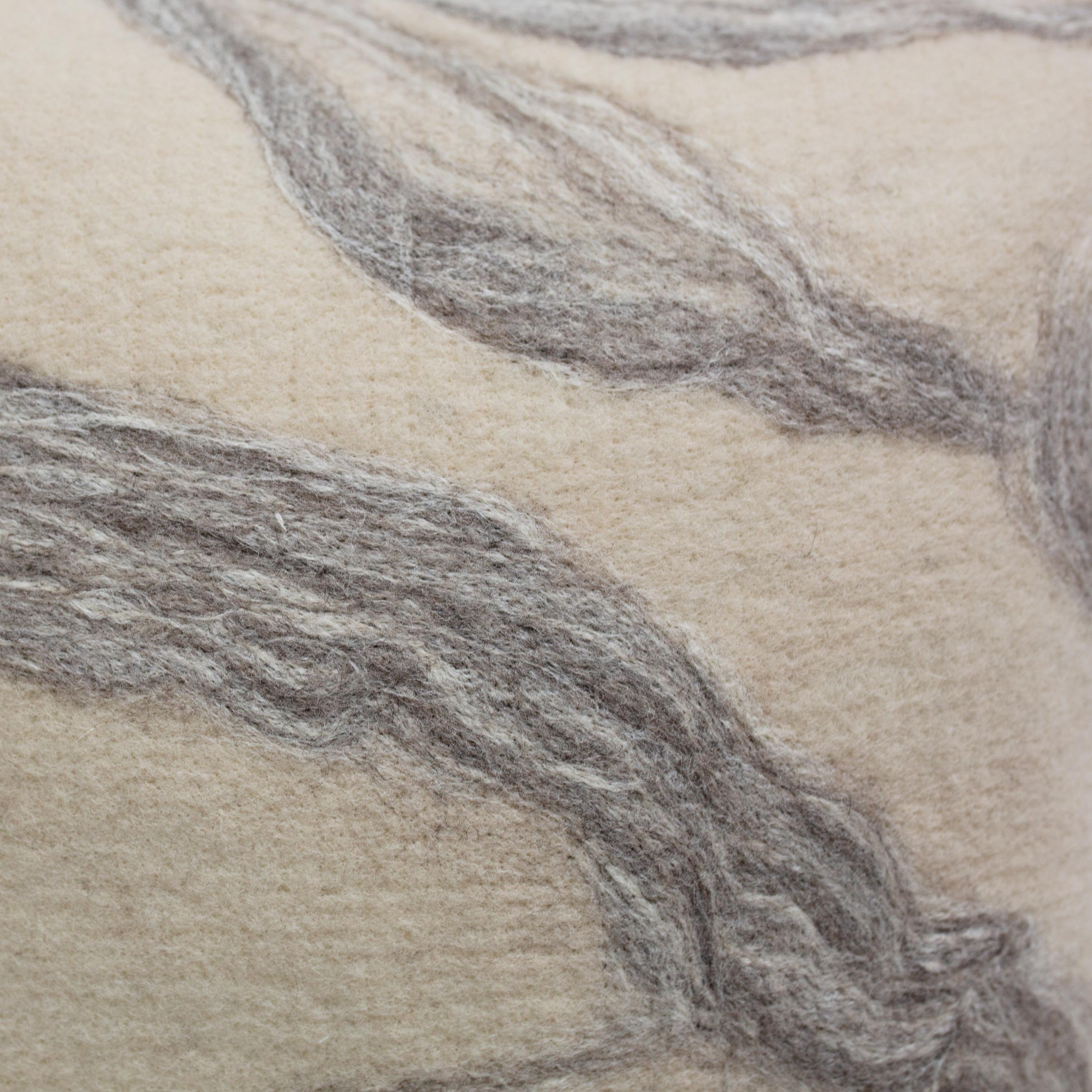 Tissu en laine feutrée fabriqué dans notre atelier, chacun d'entre eux étant unique en son genre à partir de notre laine feutrée picturale. Le design du ruban de tissu est 