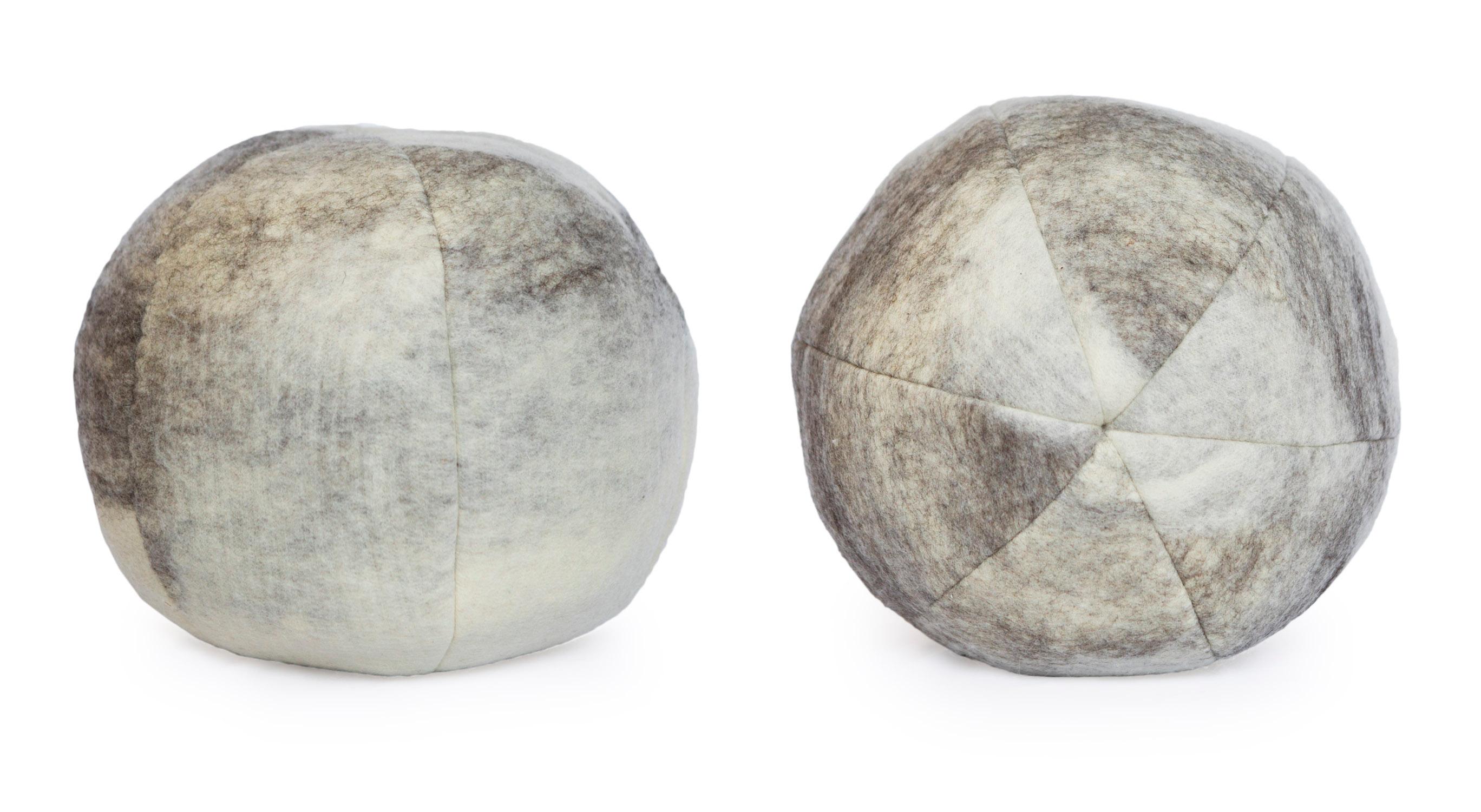 Coussin boule de neige en laine feutrée - par JG SWITZER en orange BLOOD en vente 3