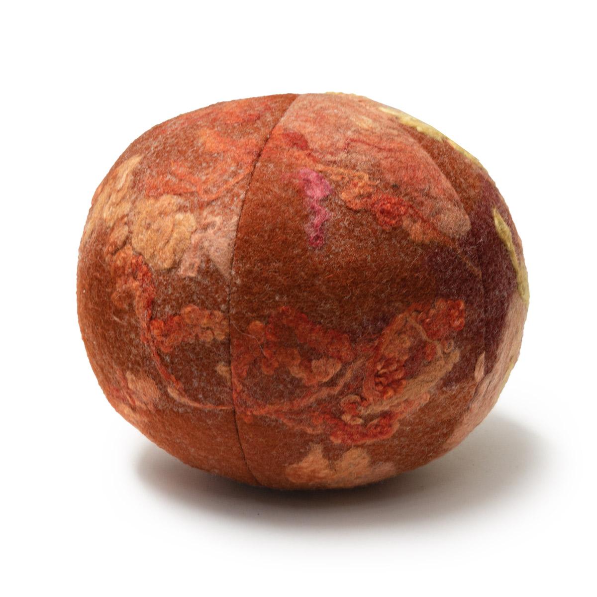 Coussin boule de neige en laine feutrée - par JG SWITZER en orange BLOOD en vente 4