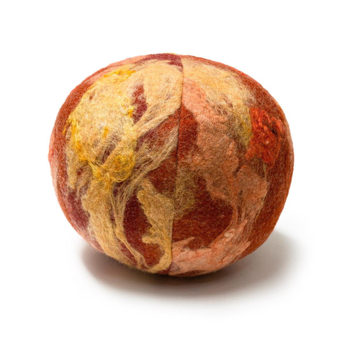 Fait main Coussin boule de neige en laine feutrée - par JG SWITZER en orange BLOOD en vente
