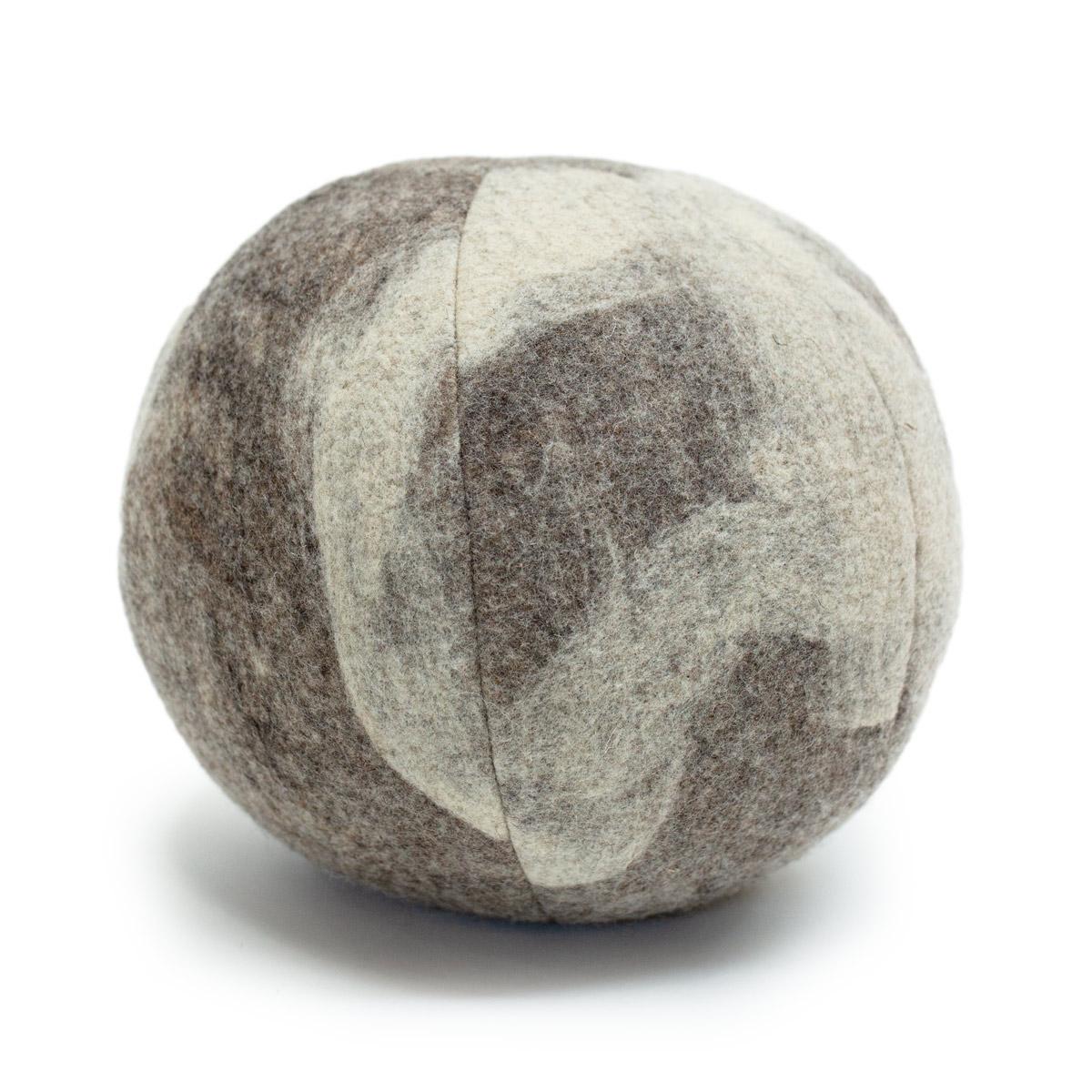 XXIe siècle et contemporain Coussin boule de neige en laine feutrée - par JG SWITZER en orange BLOOD en vente