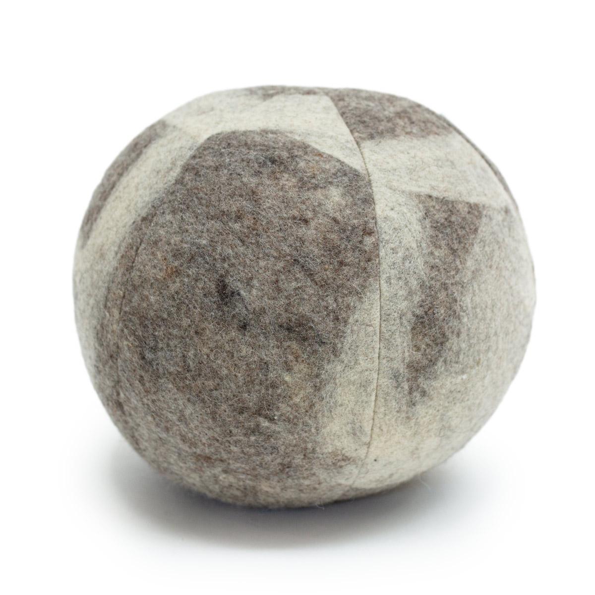 Laine Coussin boule de neige en laine feutrée - par JG SWITZER en orange BLOOD en vente