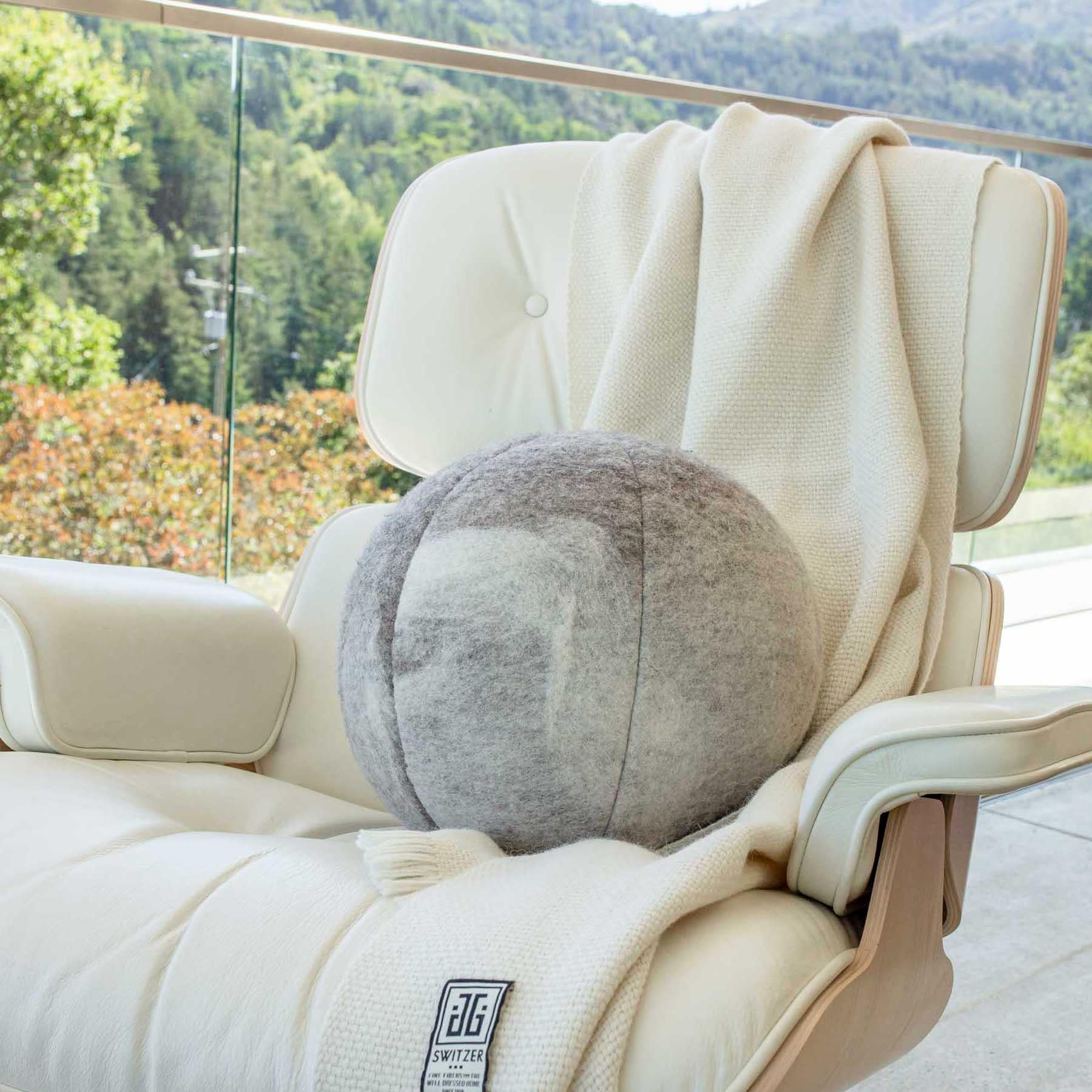 Coussin boule de neige en laine feutrée - par JG SWITZER en orange BLOOD en vente 1