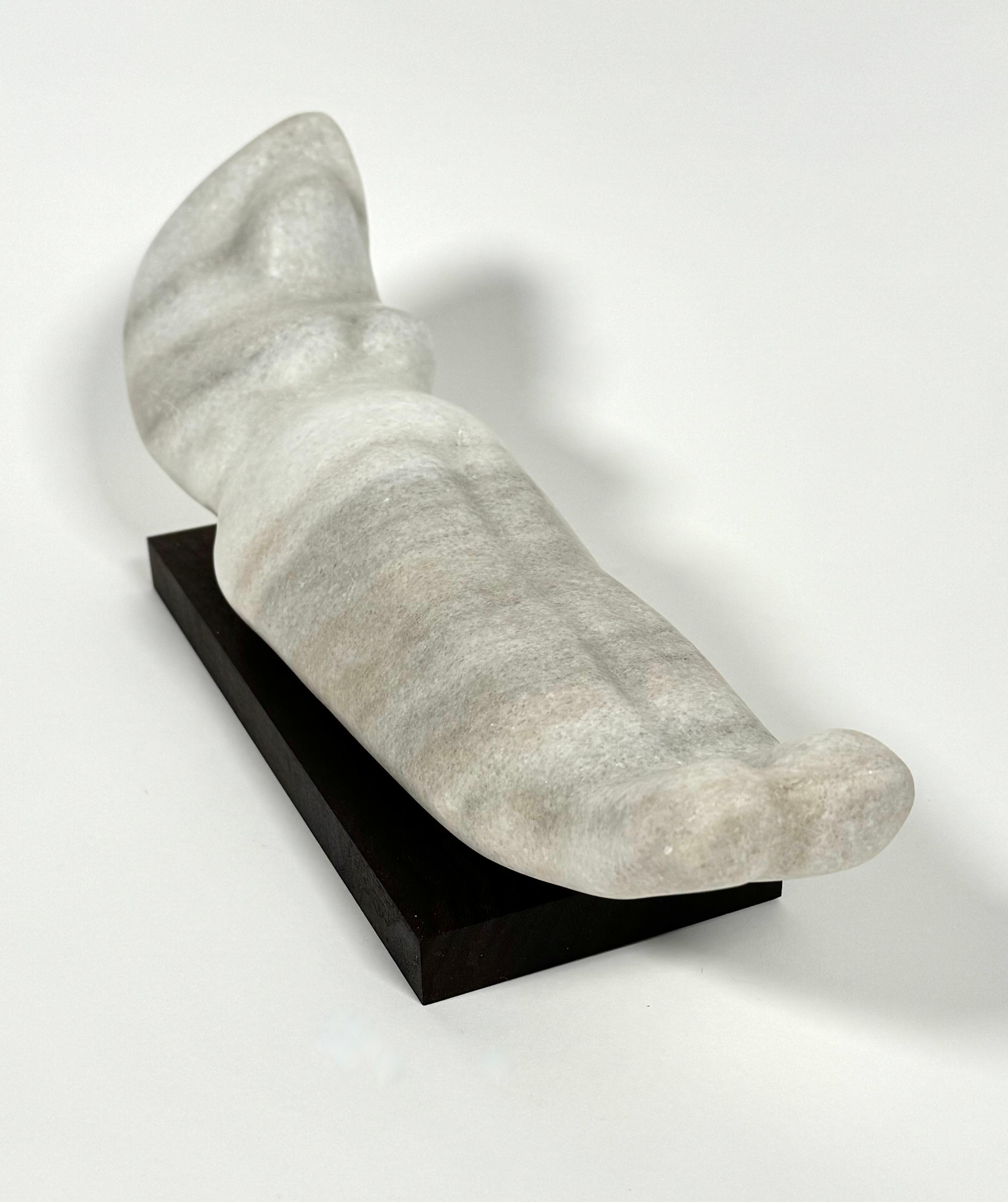 Marbre de Carrare Sculpture figurative abstraite féminine en marbre en vente