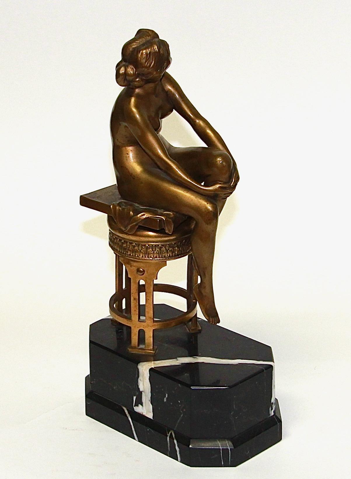 Dekorativer weiblicher Bronzeakt von Rudolf Marcuse. Sesshafte Schönheit.

Signiert und mit Gießereimarke Gladenbeck.

Der untere Teil der Skulptur (feuervergoldet) gehört wahrscheinlich nicht zum Akt, da er die Signatur eines anderen Künstlers
