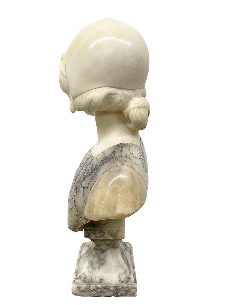 Buste de femme par Gustave Van Vaerenbergh, vers 1900

Buste de femme, en marbre et dans les tons gris, avec des sculptures décoratives sur la partie supérieure de la robe. Un beau visage regardant de biais, élevé sur un pied carré.
Gustave Van