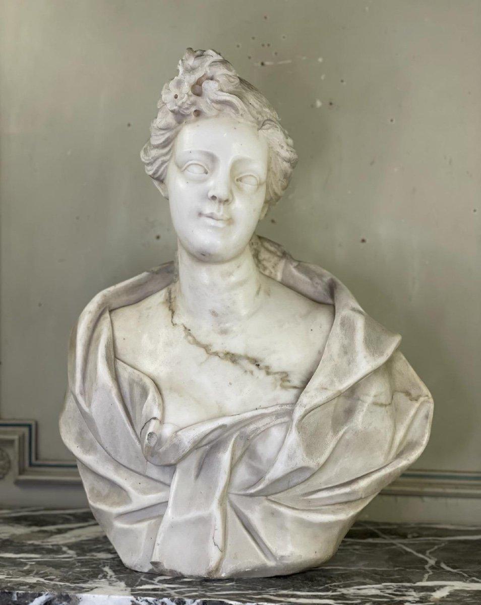 Female Bust In Carrara Marble, Late 18th Century, Northern Italy For Sale 6