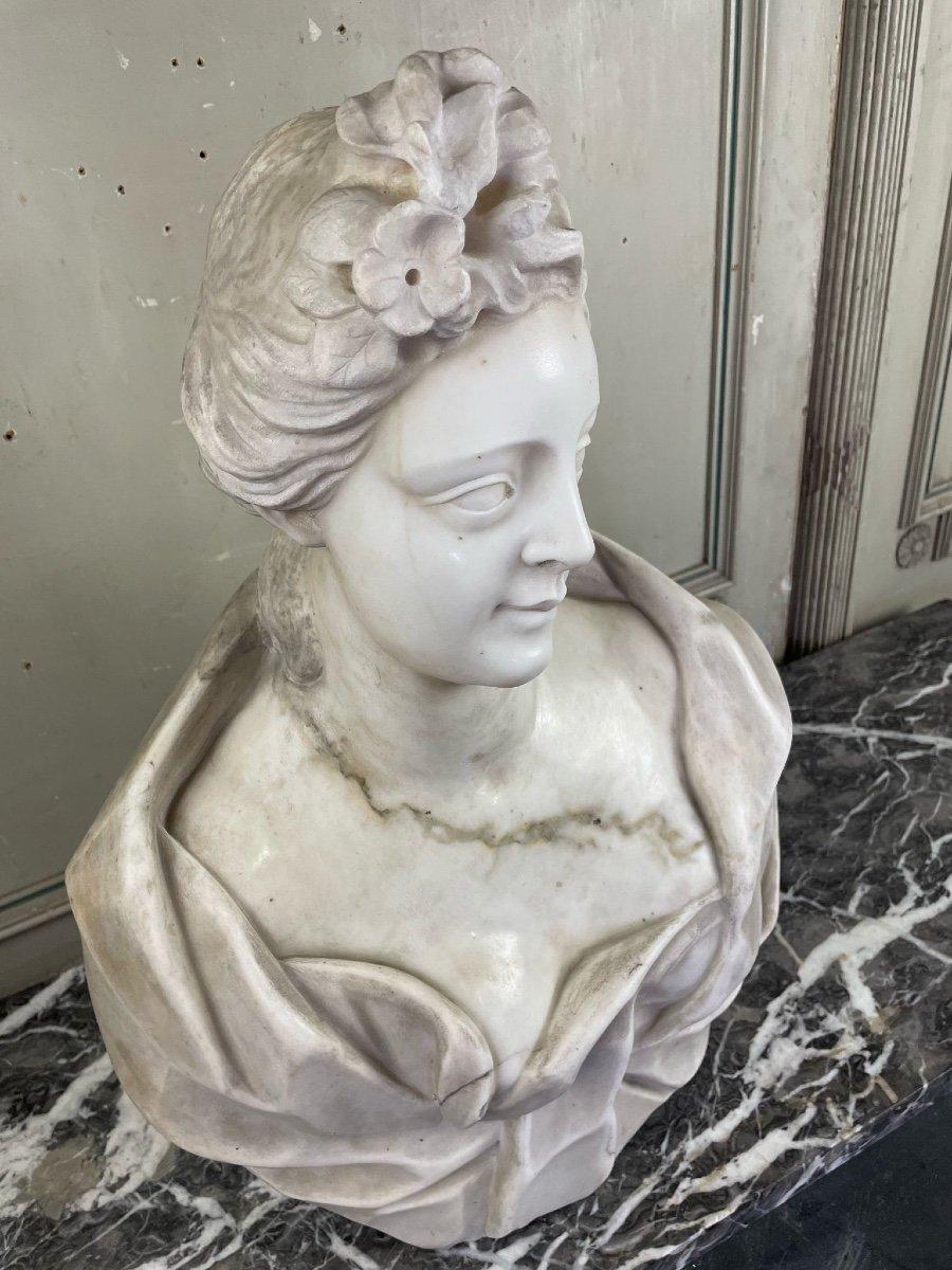 Female Bust In Carrara Marble, Late 18th Century, Northern Italy For Sale 7