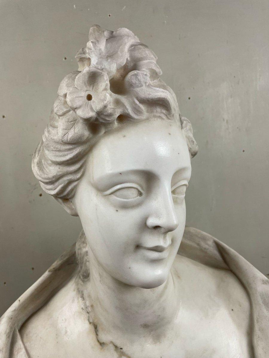 Frauenbüste aus Carrara-Marmor, spätes 18. Jahrhundert, Norditalien 
