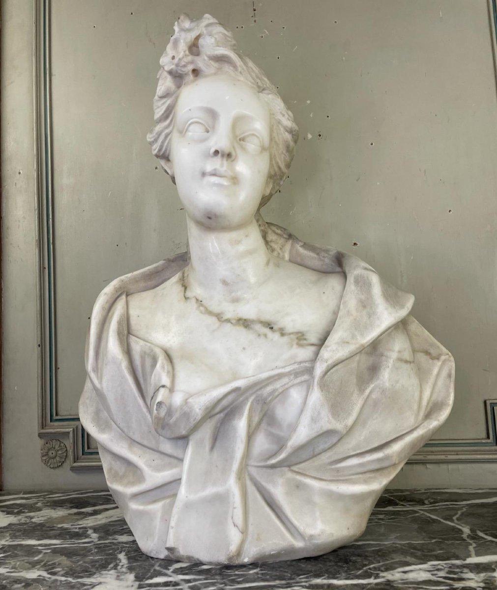 Louis XV Female Bust In Carrara Marble, Late 18th Century, Northern Italy For Sale