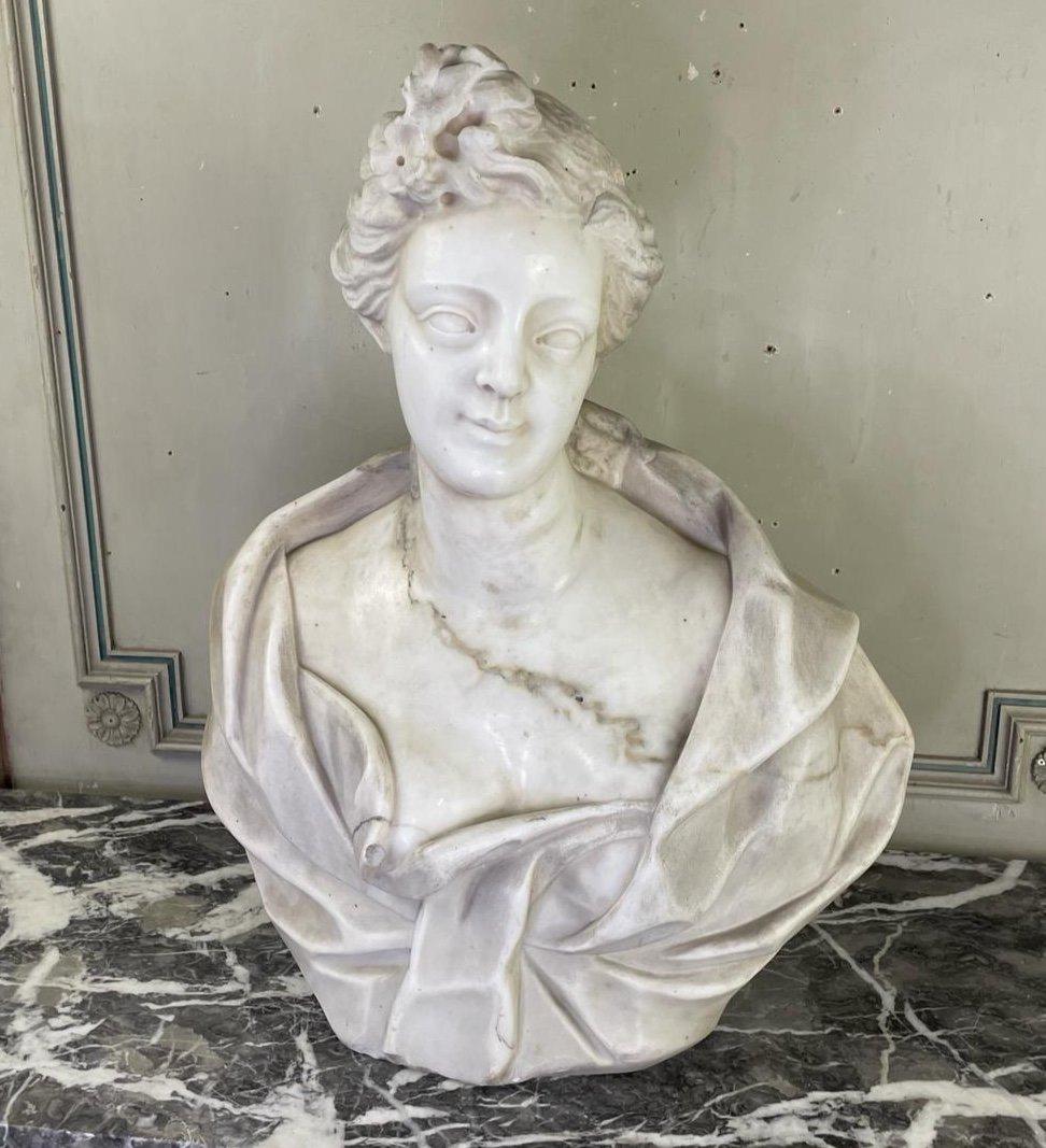Italian Female Bust In Carrara Marble, Late 18th Century, Northern Italy For Sale