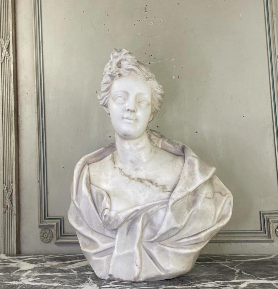 Female Bust In Carrara Marble, Late 18th Century, Northern Italy In Good Condition For Sale In Honnelles, WHT