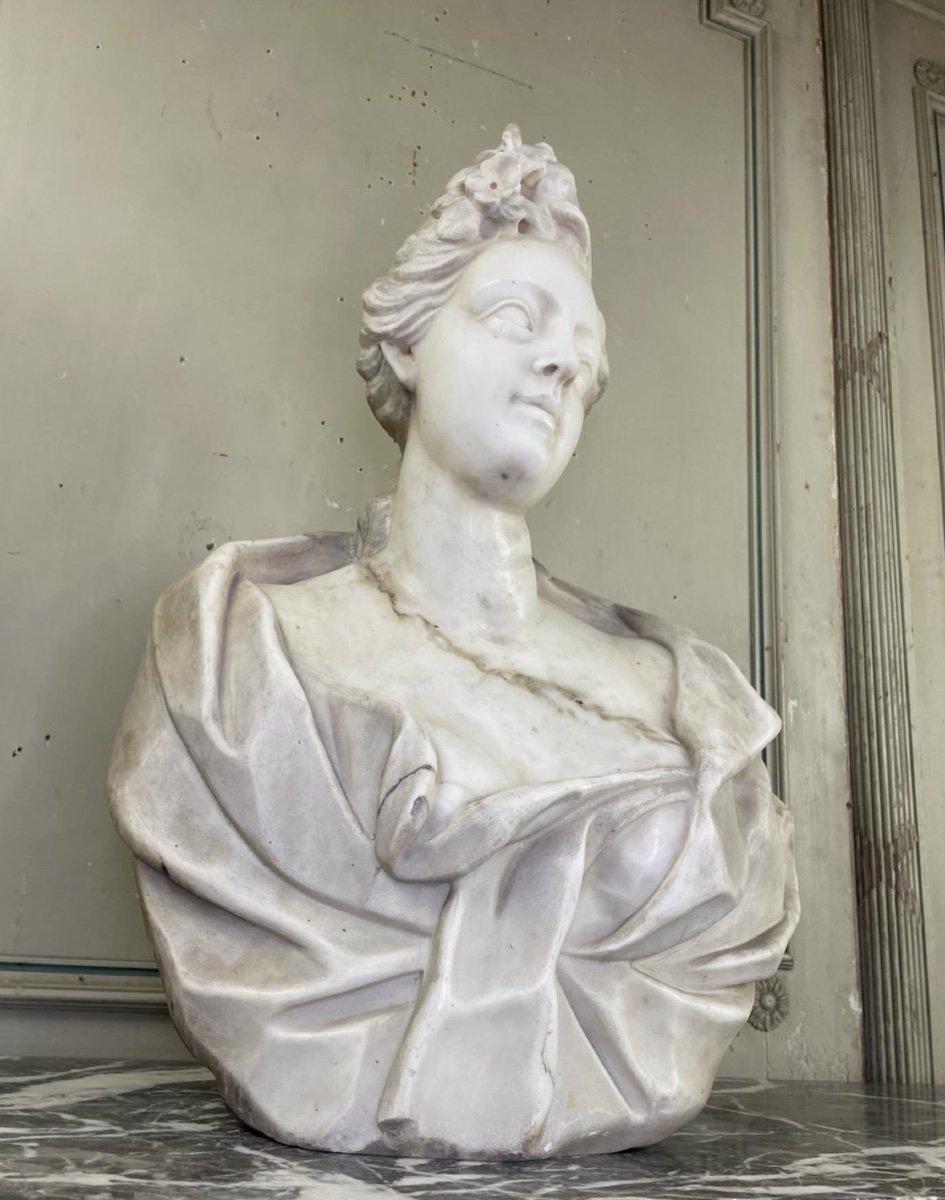 Female Bust In Carrara Marble, Late 18th Century, Northern Italy For Sale 2