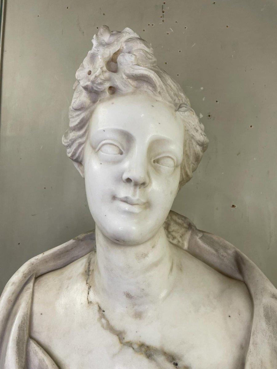 Female Bust In Carrara Marble, Late 18th Century, Northern Italy For Sale 4