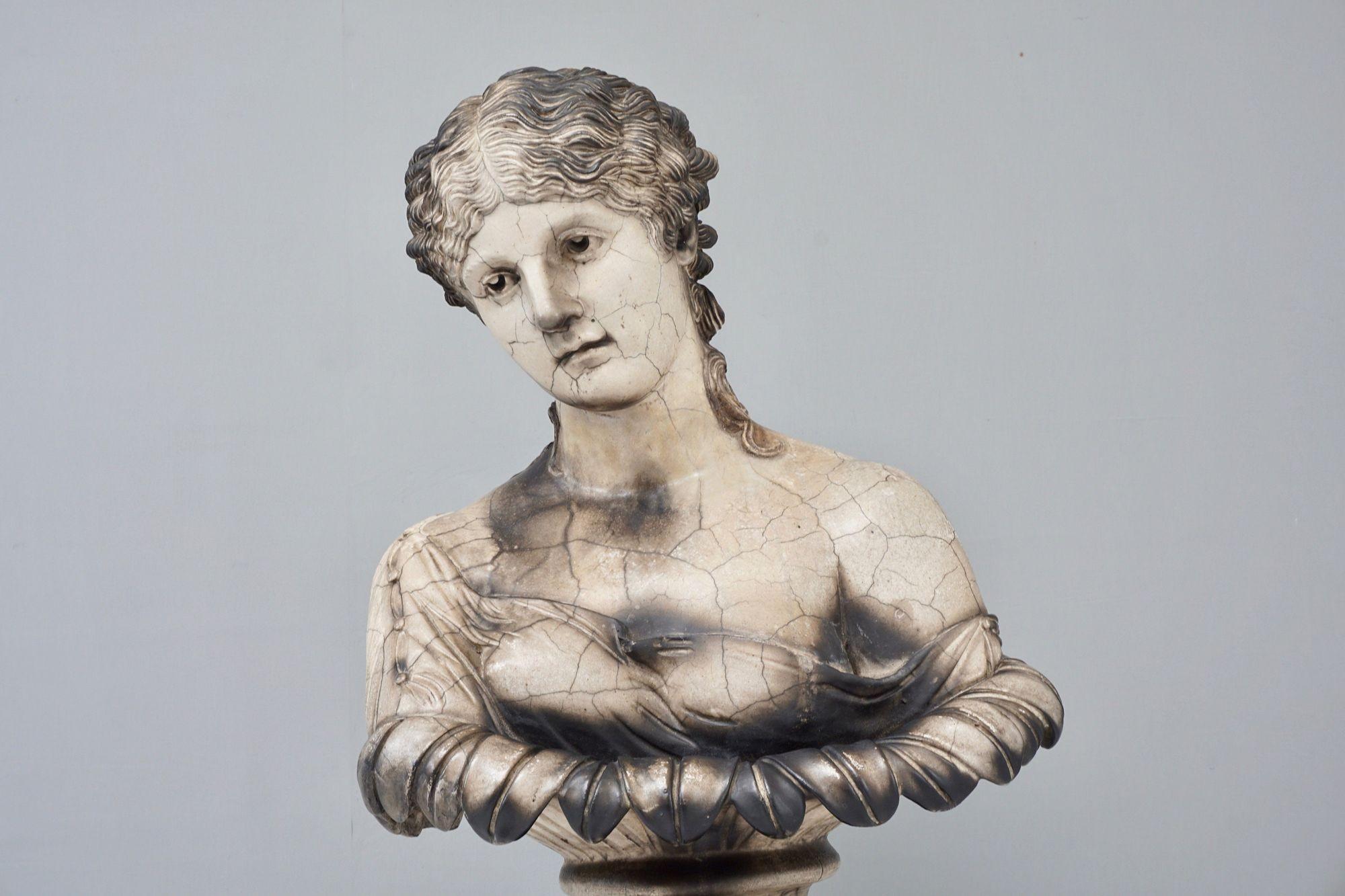 Busto femminile su supporto in vendita 3