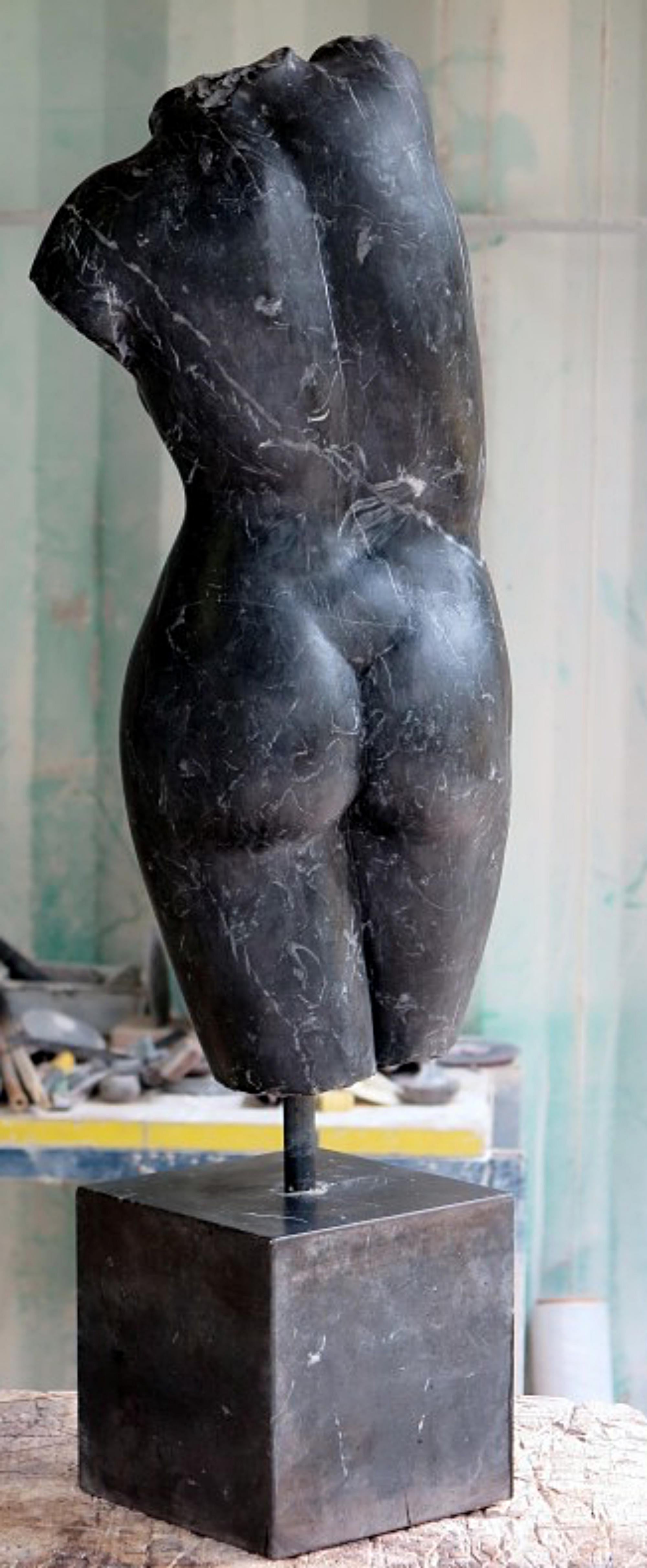 Fait main Buste de femme, Vénus romaine en marbre noir, début du 20e siècle en vente
