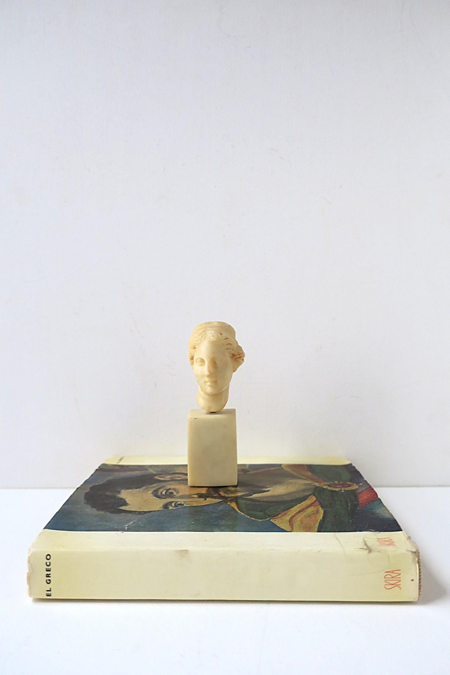Gréco-romain Sculpture de buste féminine en vente