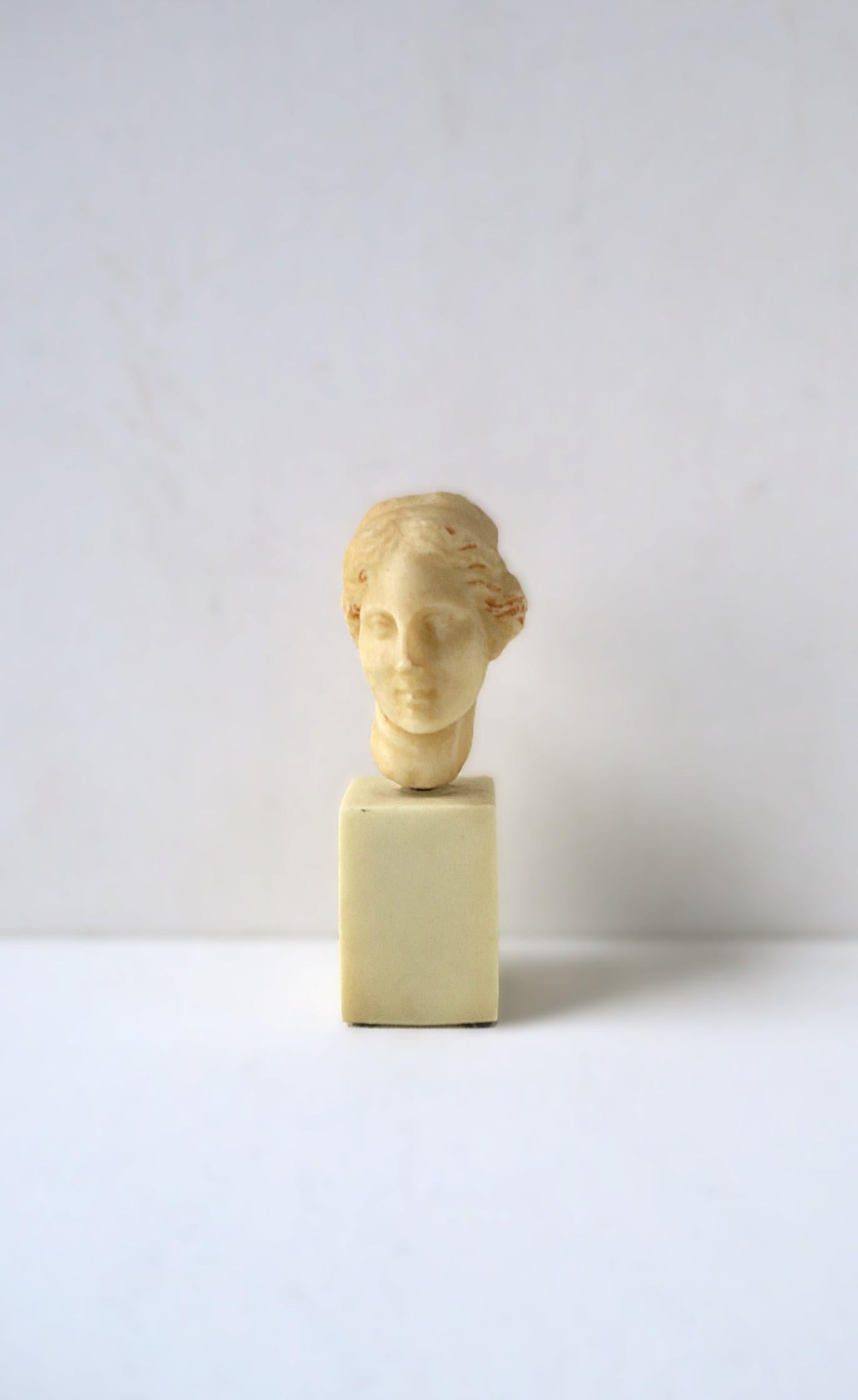 Américain Sculpture de buste féminine en vente