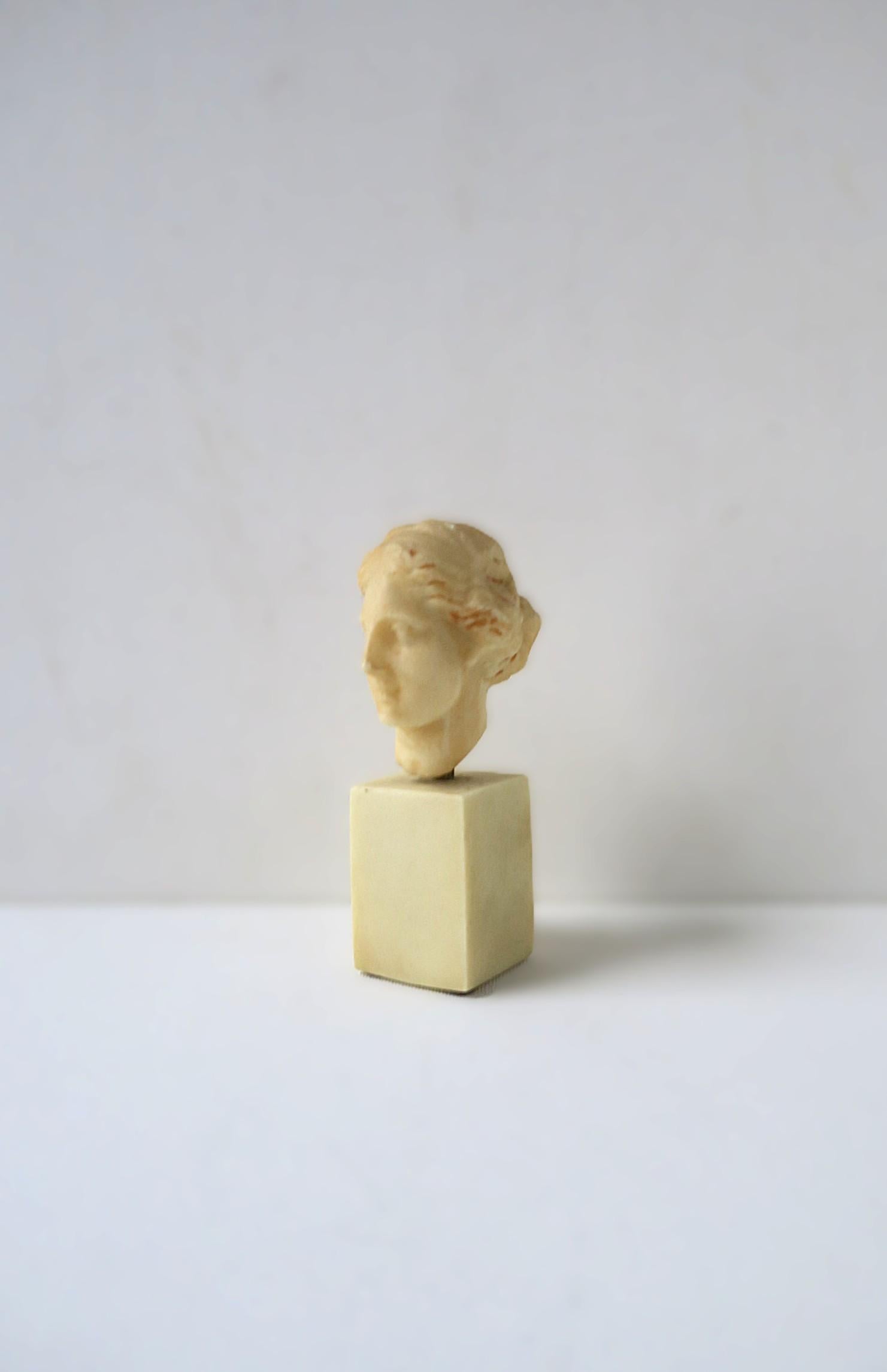 Sculpture de buste féminine Bon état - En vente à New York, NY