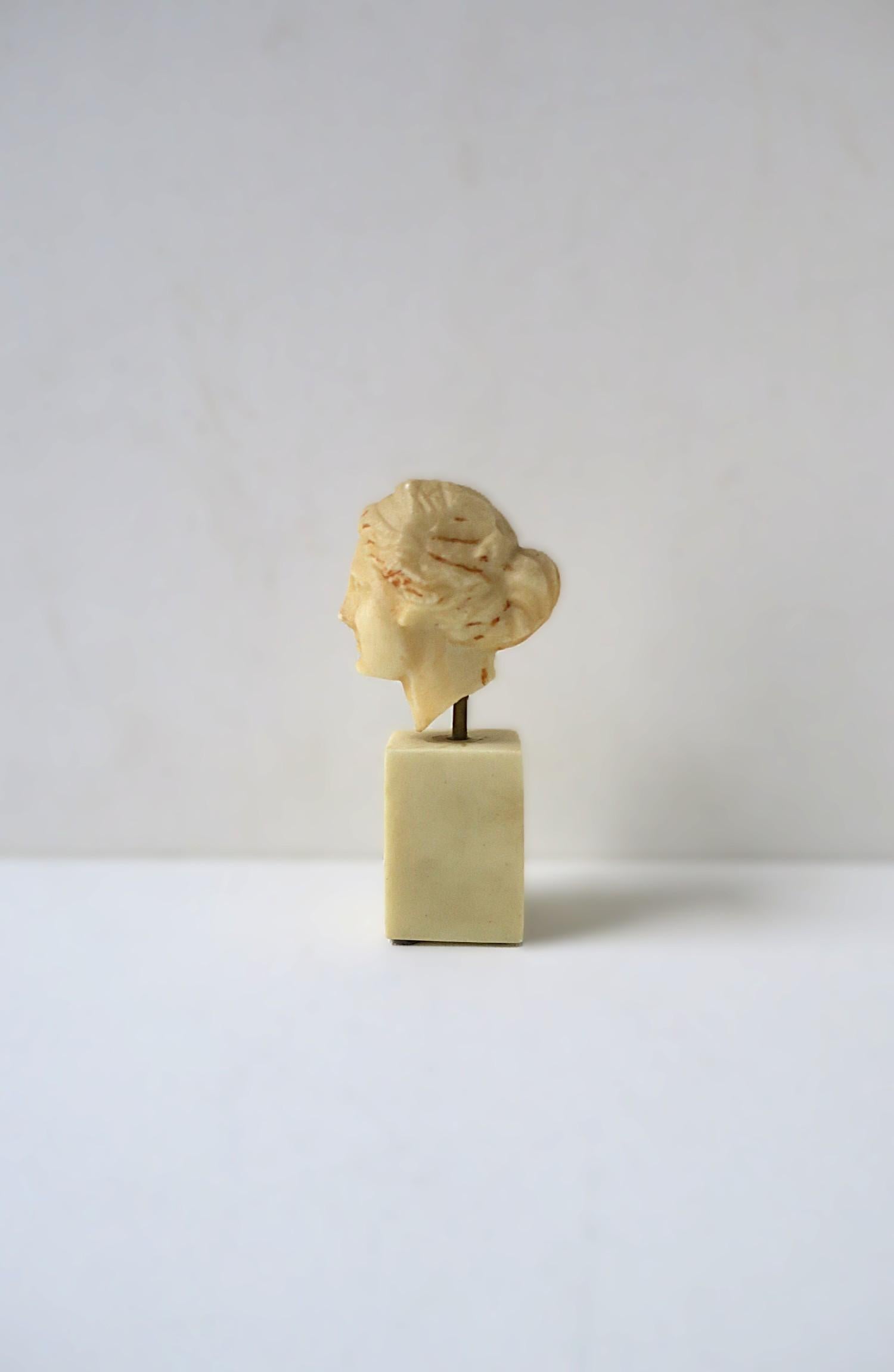 20ième siècle Sculpture de buste féminine en vente