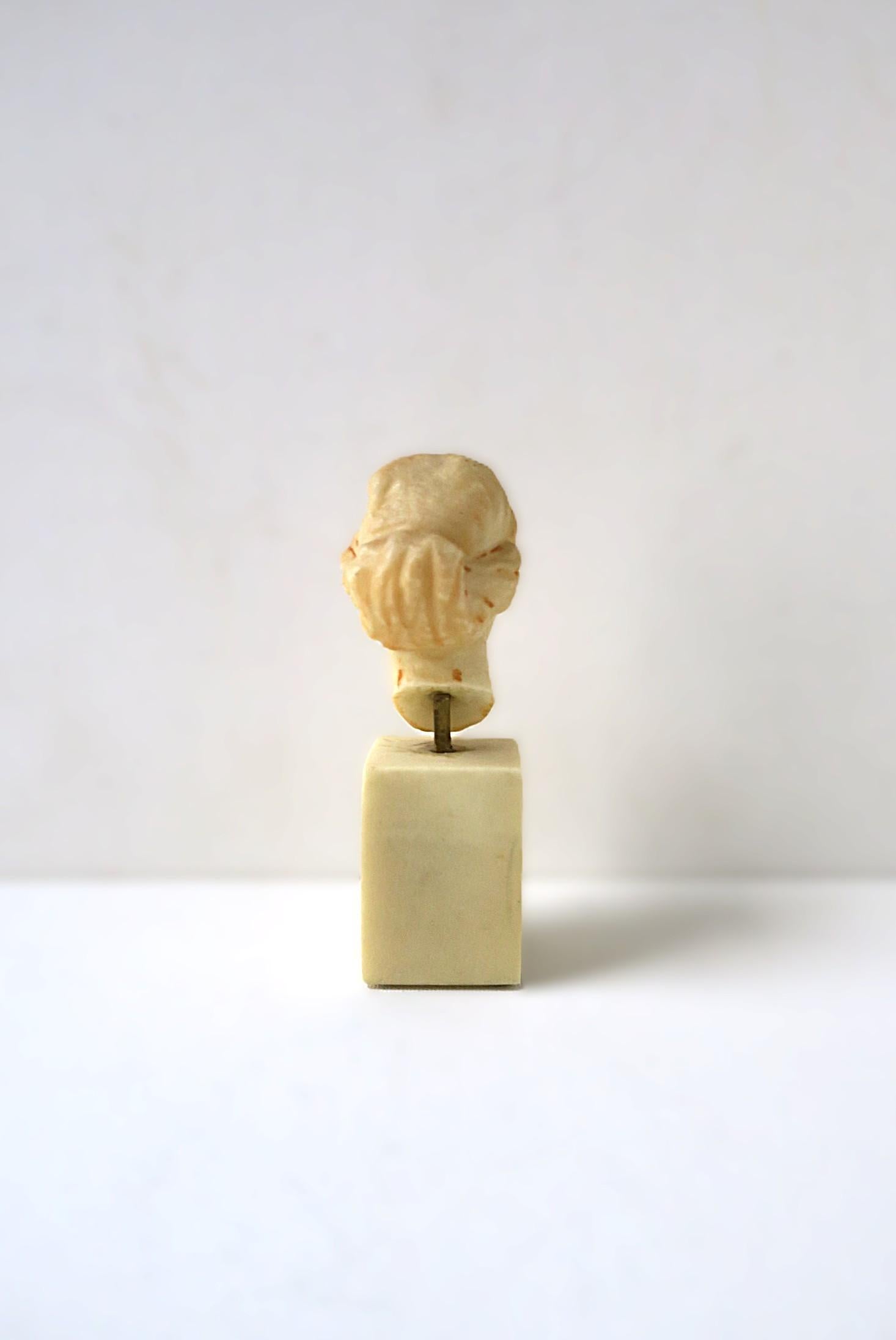 Résine Sculpture de buste féminine en vente