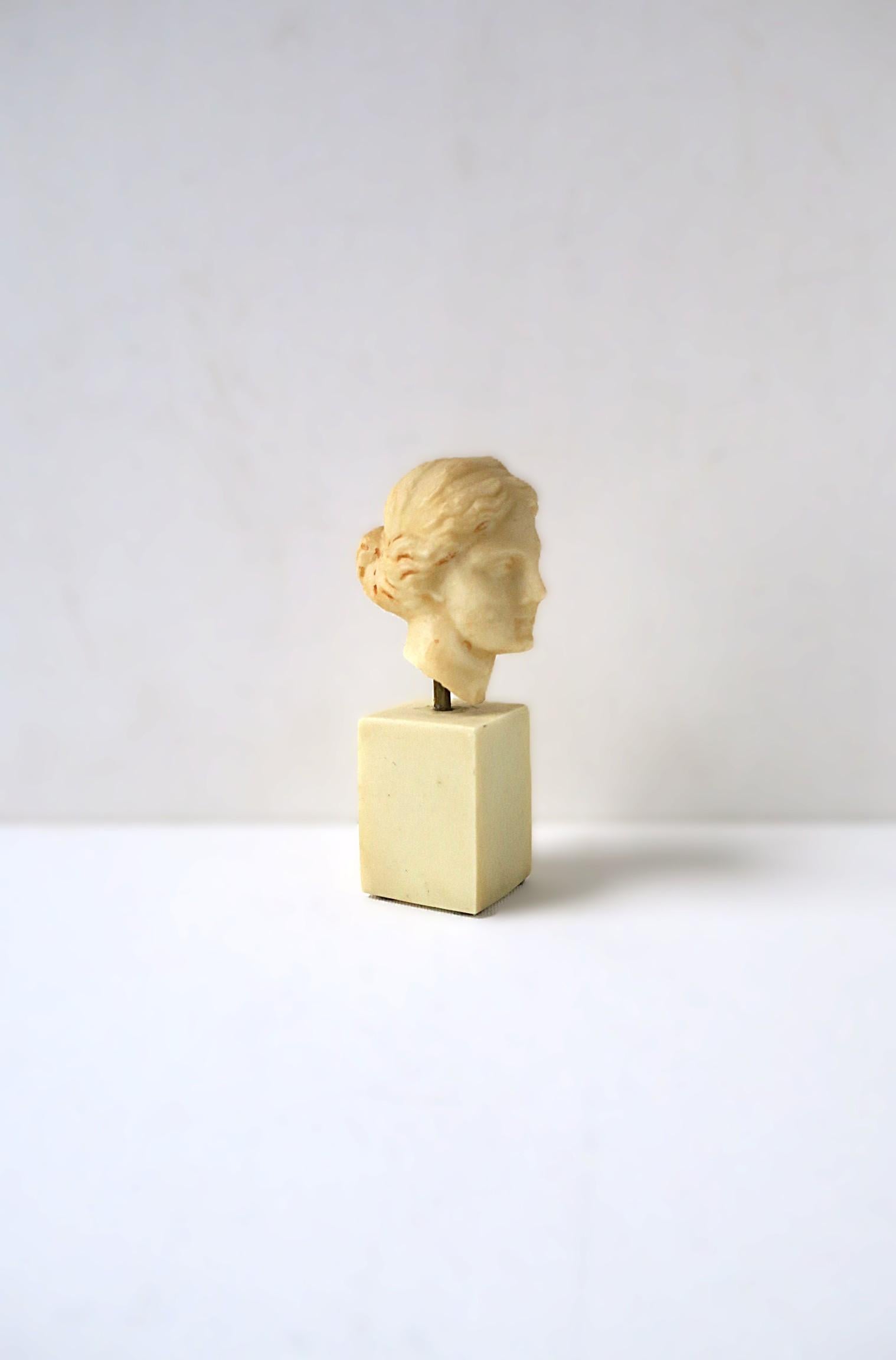 Sculpture de buste féminine en vente 1
