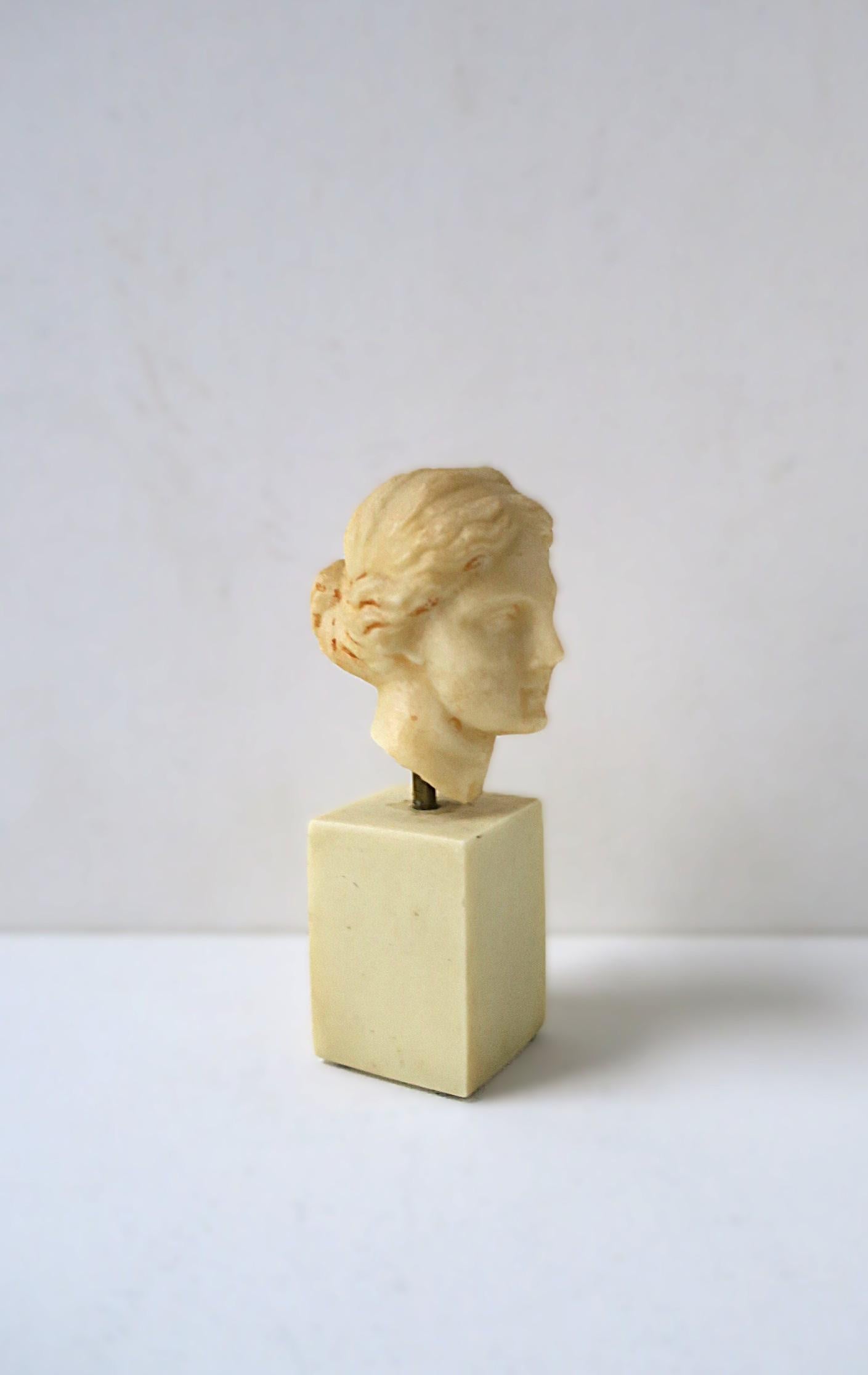 Sculpture de buste féminine en vente 2