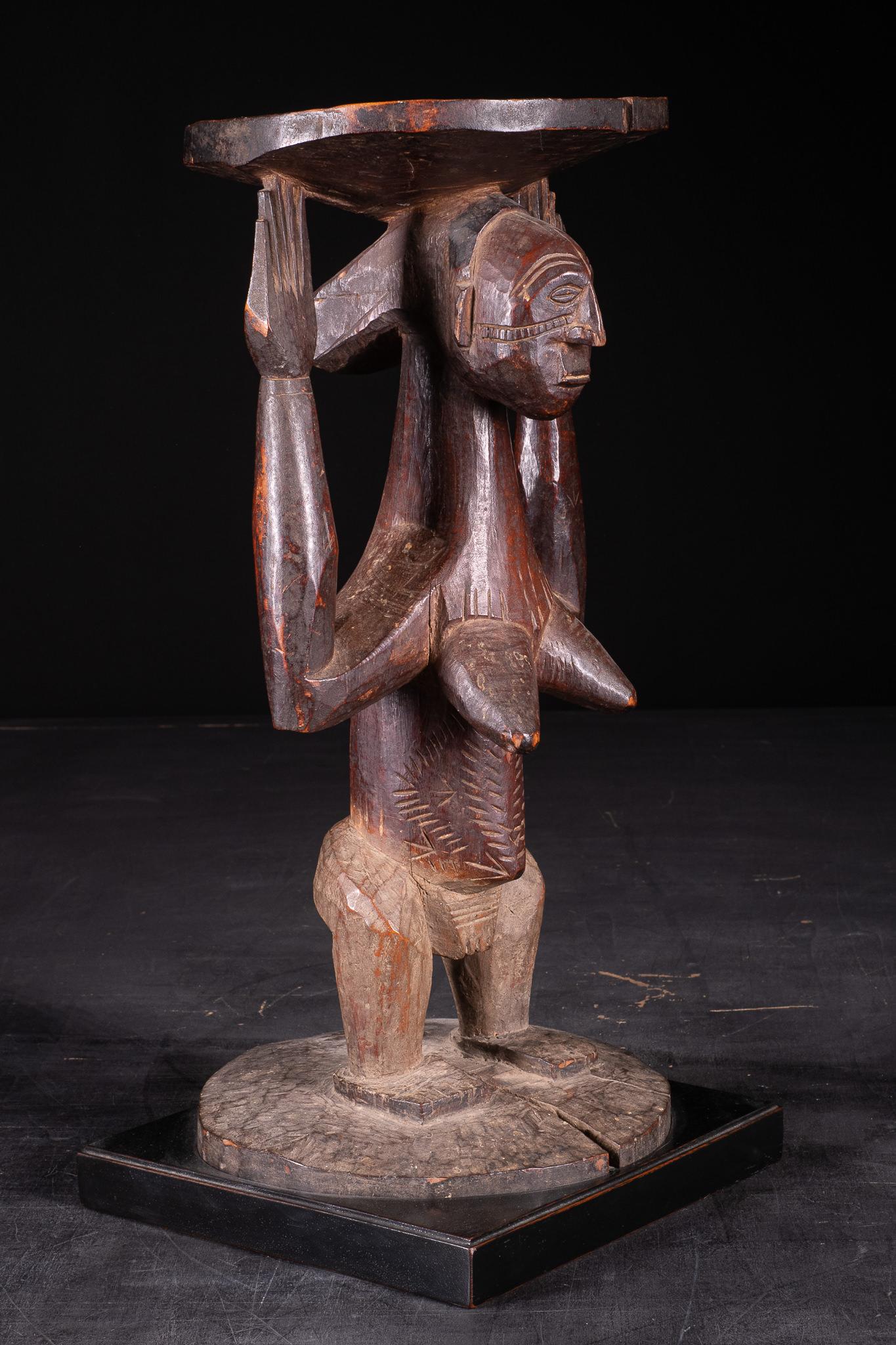 Congolese Figura femminile di cariatide in piedi su una base circolare, RDC in vendita