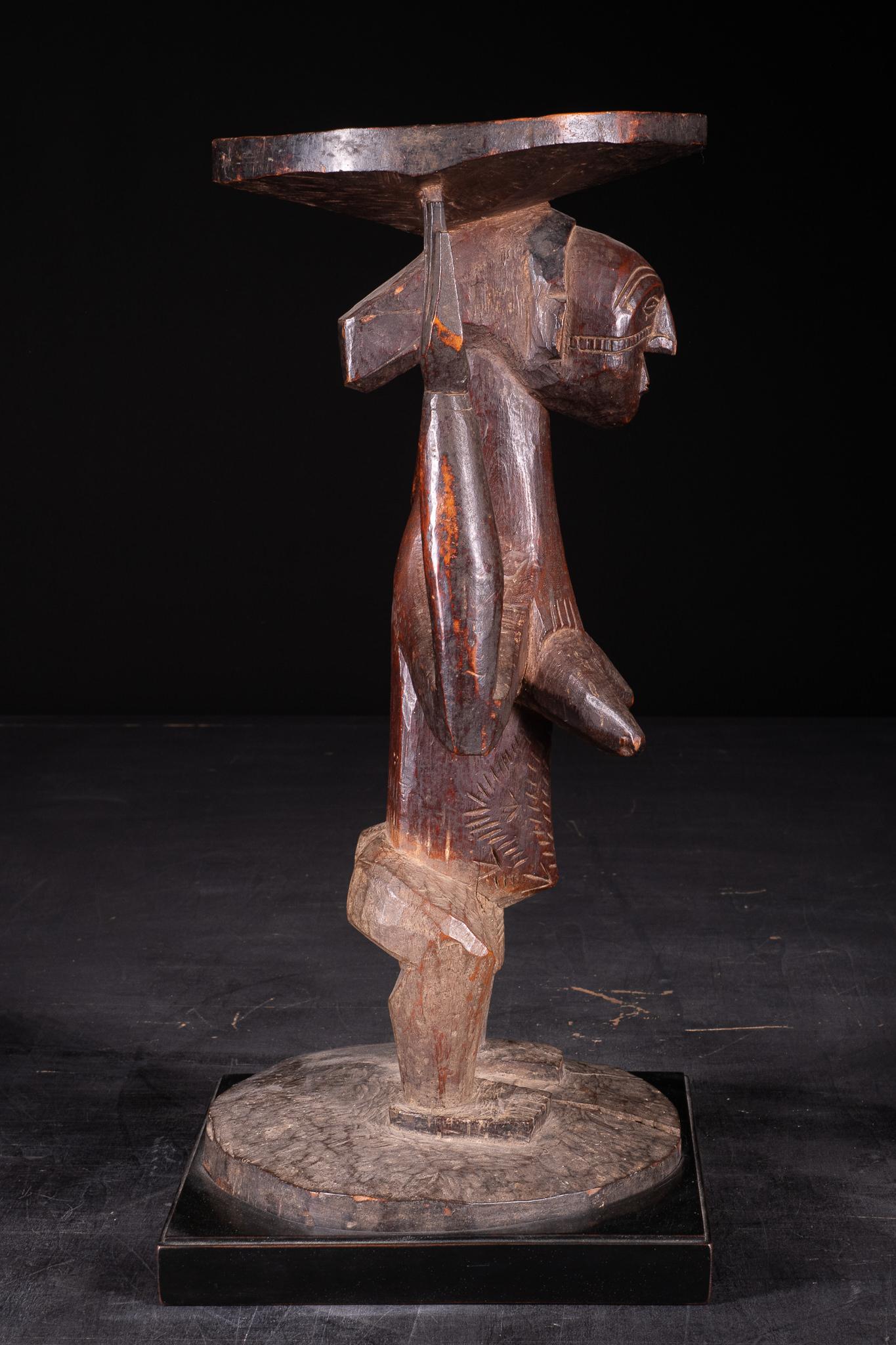Fatto a mano Figura femminile di cariatide in piedi su una base circolare, RDC in vendita