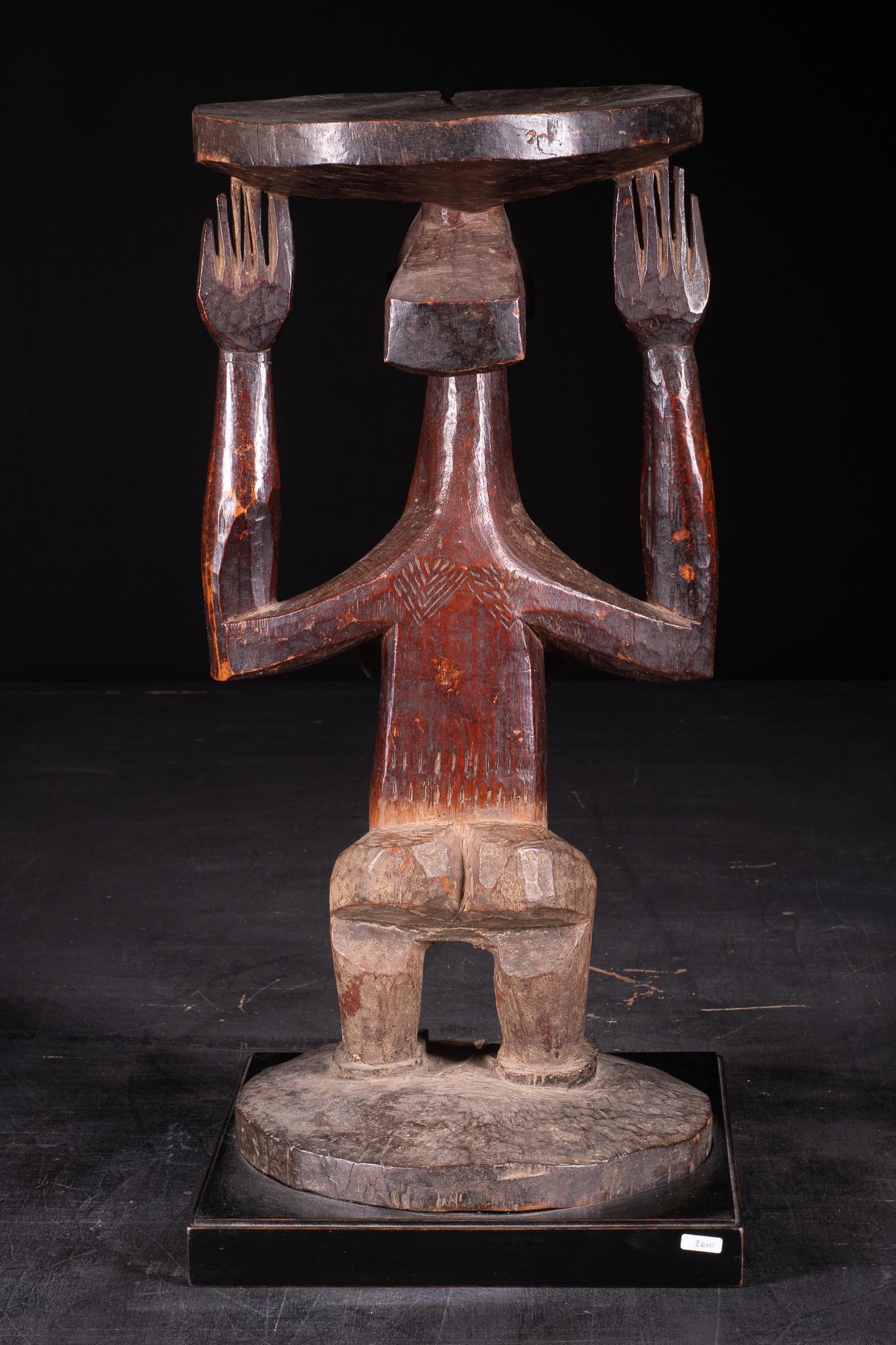 Figura femminile di cariatide in piedi su una base circolare, RDC In condizioni buone in vendita a Leuven , BE