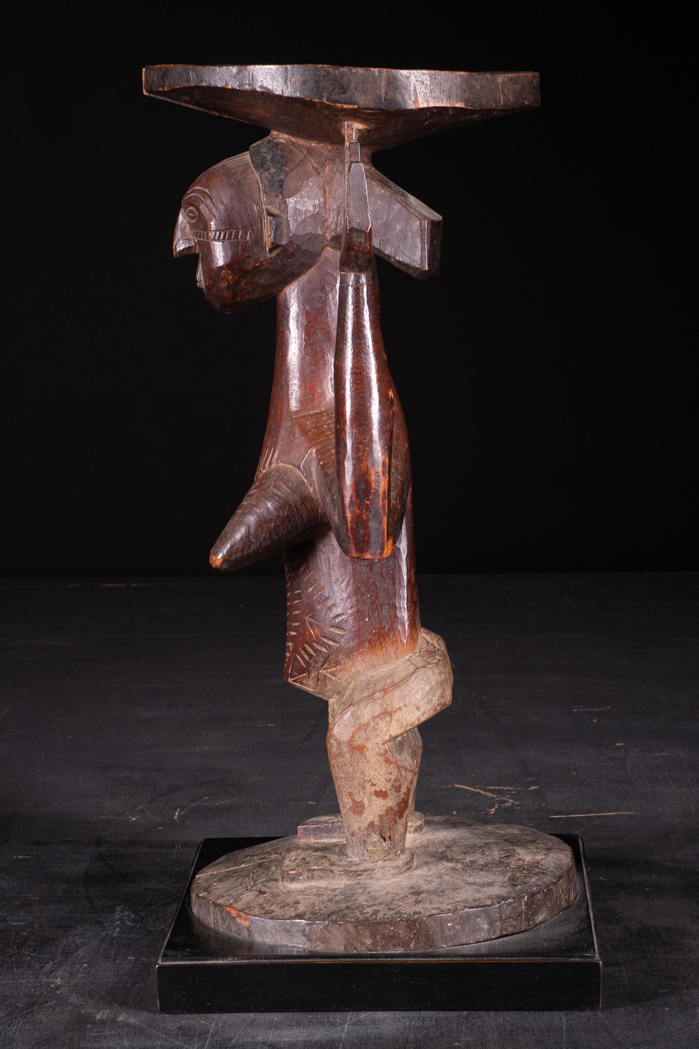XX secolo Figura femminile di cariatide in piedi su una base circolare, RDC in vendita
