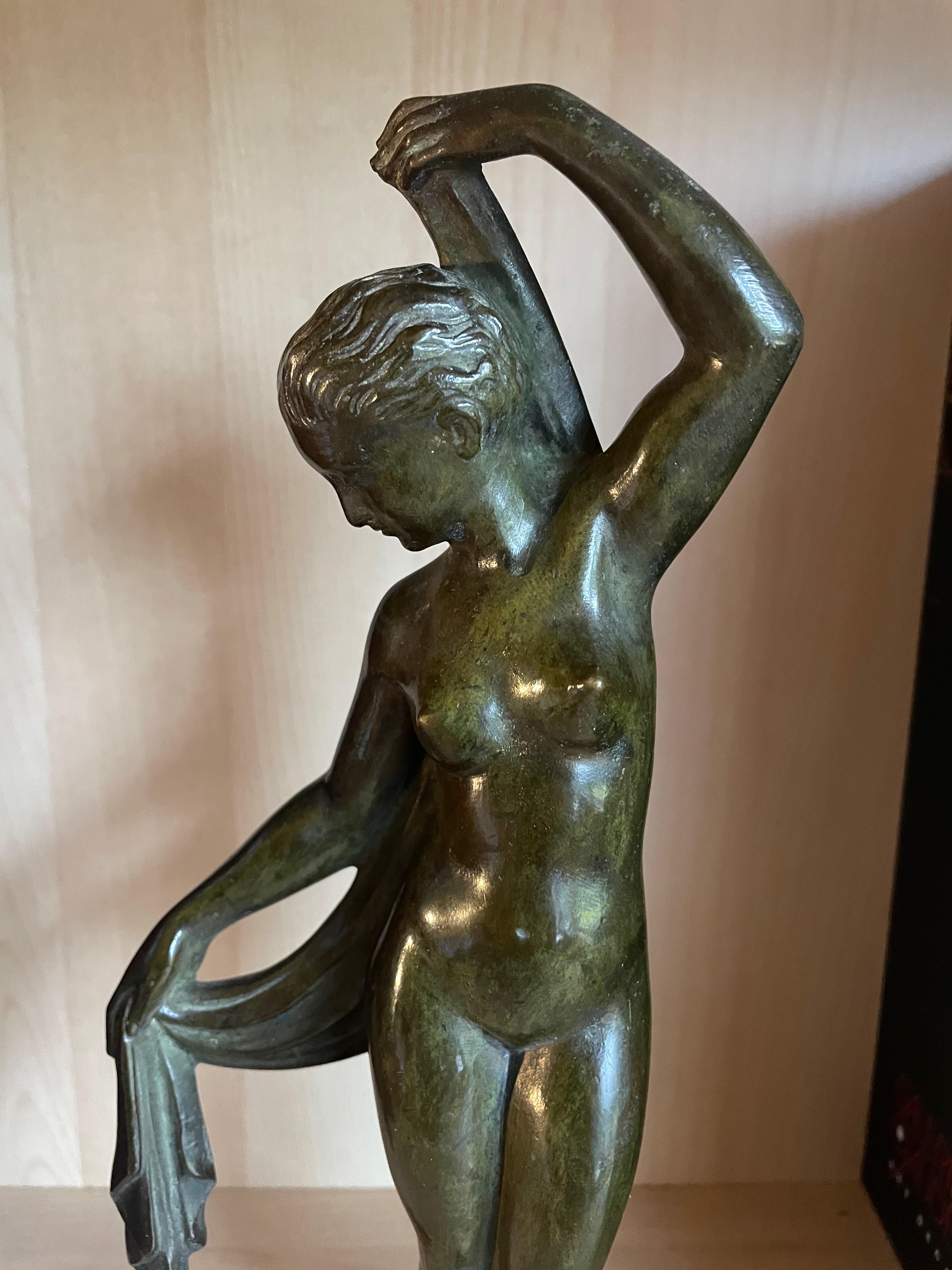 Weibliche klassische Art Déco Bronzefigur von Lucien Alliot, Frankreich 1920er Jahre. Unterschrieben. im Angebot 3
