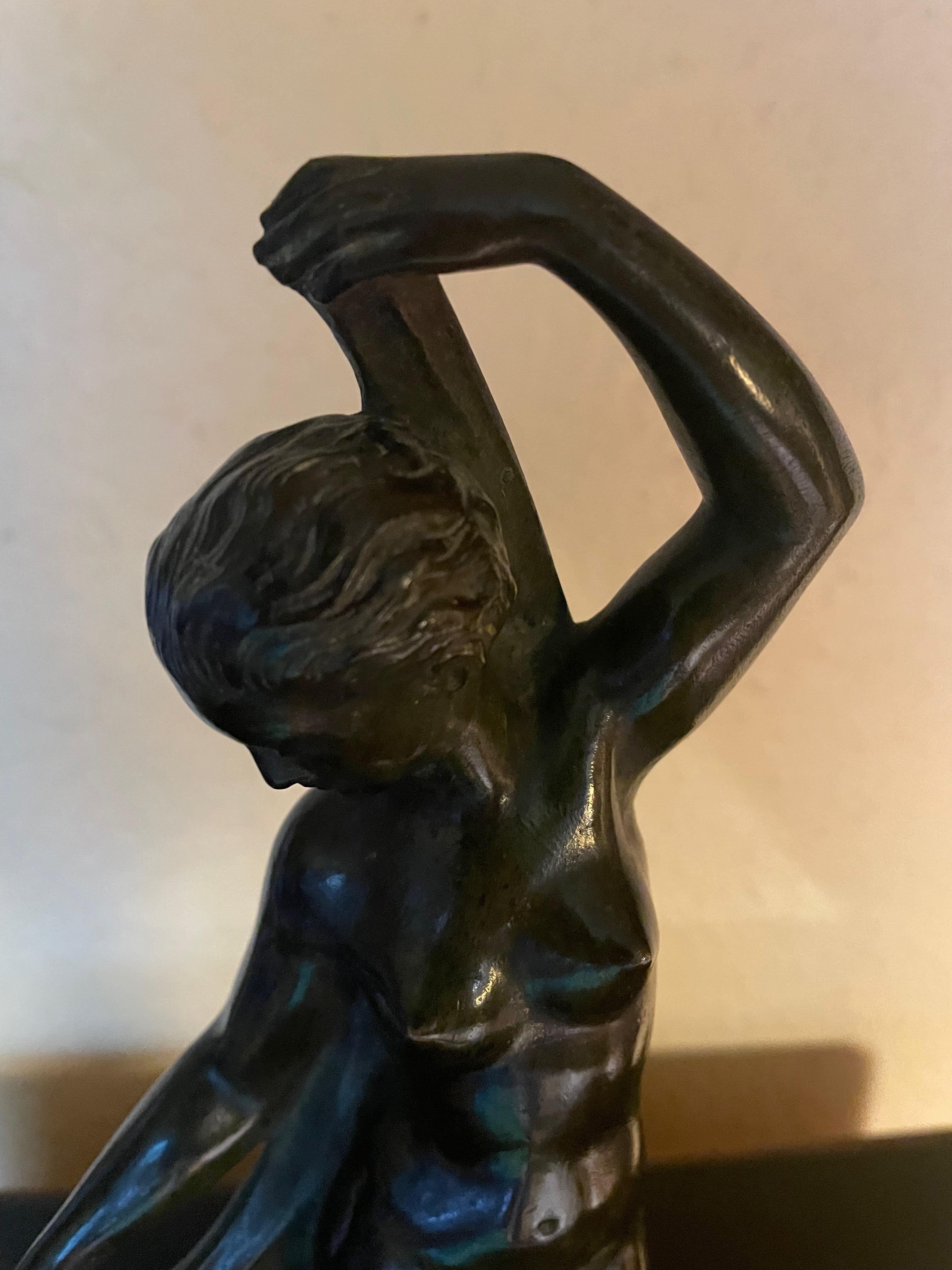 Weibliche klassische Art Déco Bronzefigur von Lucien Alliot, Frankreich 1920er Jahre. Unterschrieben. (Art déco) im Angebot