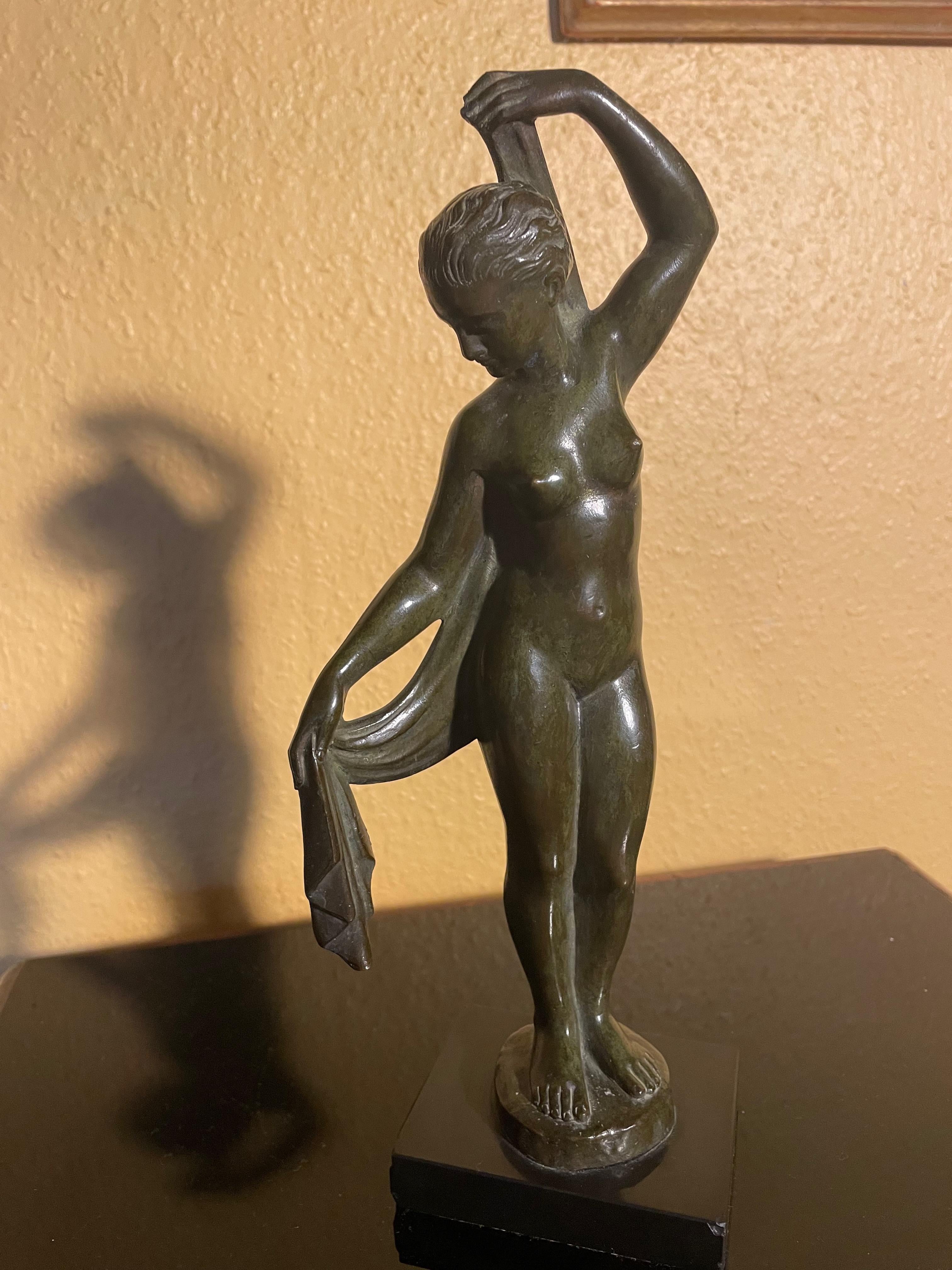 Weibliche klassische Art Déco Bronzefigur von Lucien Alliot, Frankreich 1920er Jahre. Unterschrieben. (Französisch) im Angebot